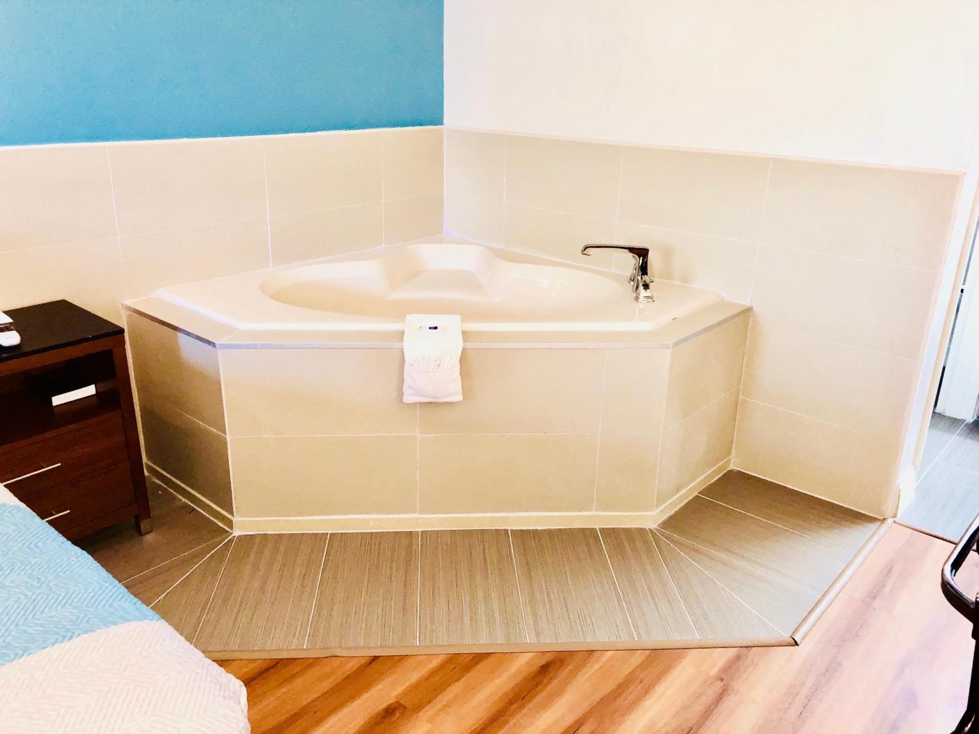 King Room Spa Bath Smoking,695430513:JPEG