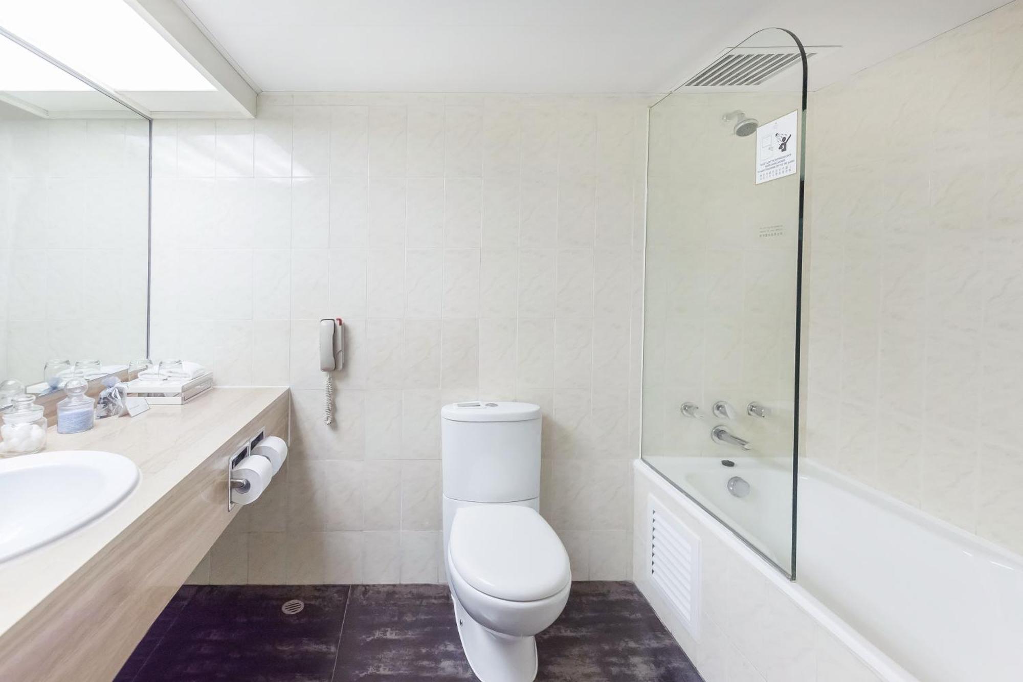 Quarto com 2 Camas de Solteiro e Cama Extra