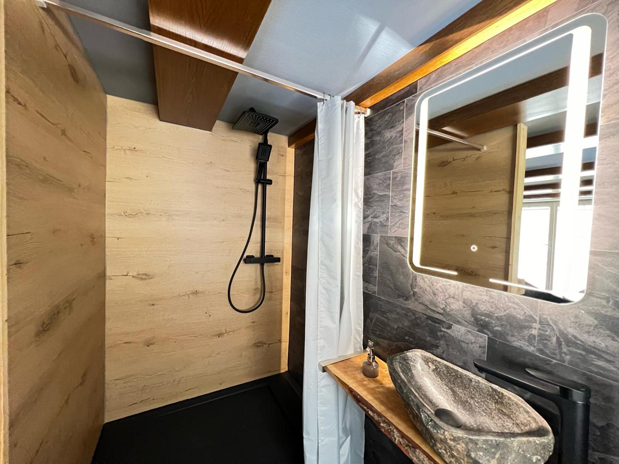 One-Bedroom Apartment,1590608243:JPEG