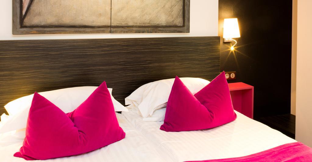 Large Premium Twin Room - Non-Smoking