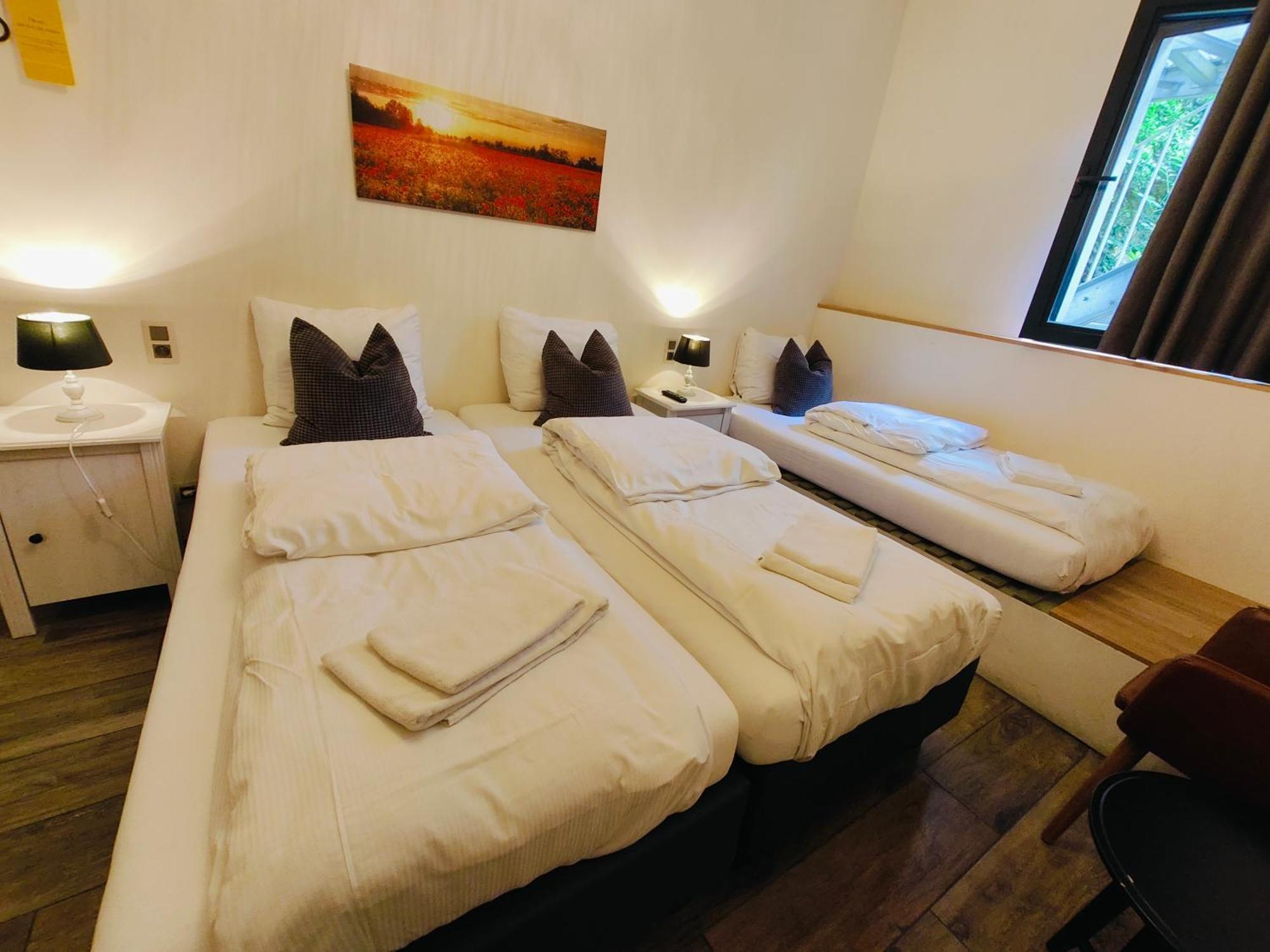 Chambre Triple - Accessible aux Personnes à Mobilité Réduite