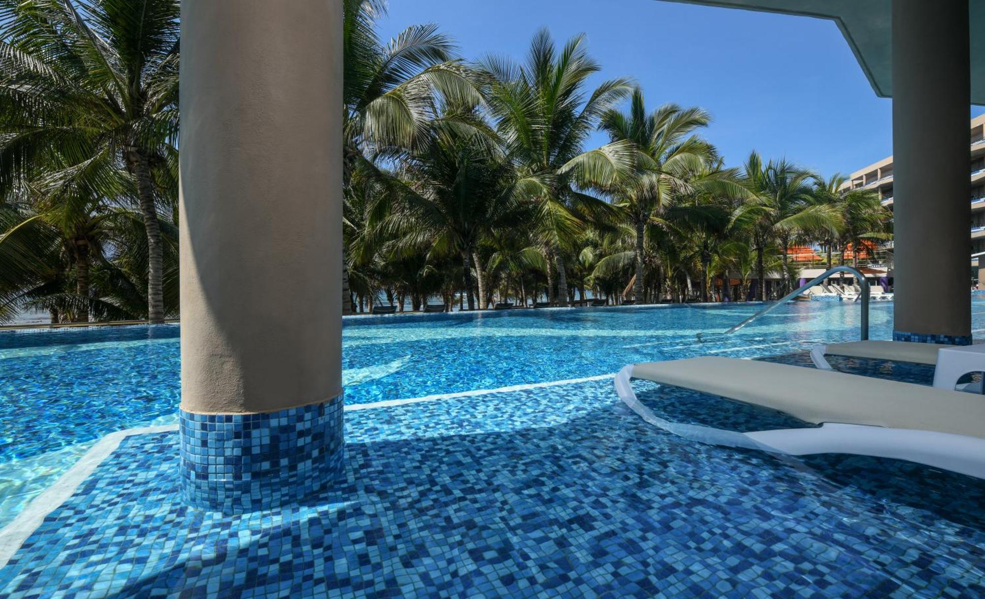Oceanfront Pool Swim Up Suite