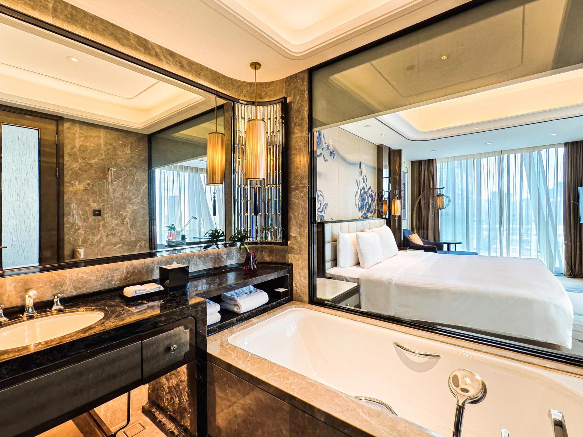 Grand Exective King Room【Two floor-to-ceiling Windows+65 inchesProject to a high-definition TV】