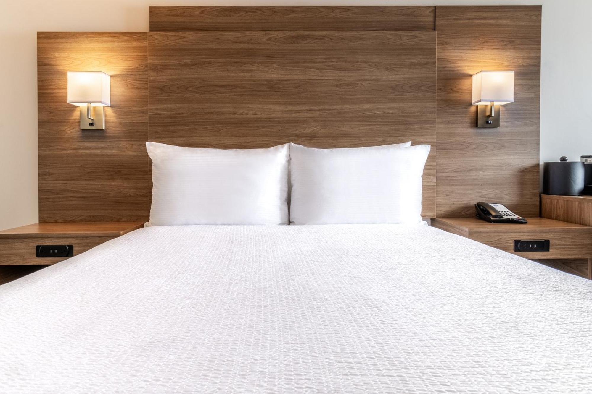 One Queen Bed Interior,1606551900:JPEG