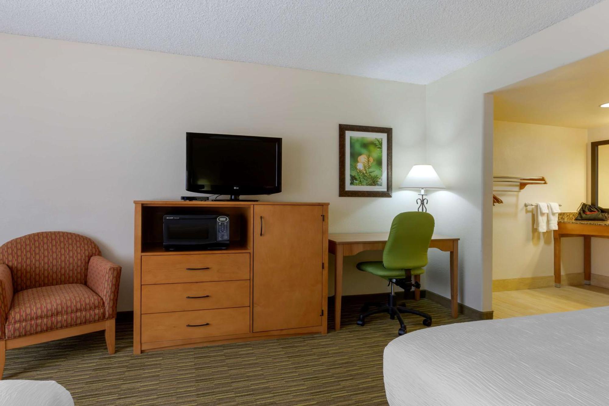 Queen Room with Two Queen Beds and Bath Tub - Disability Access/Non-Smoking
