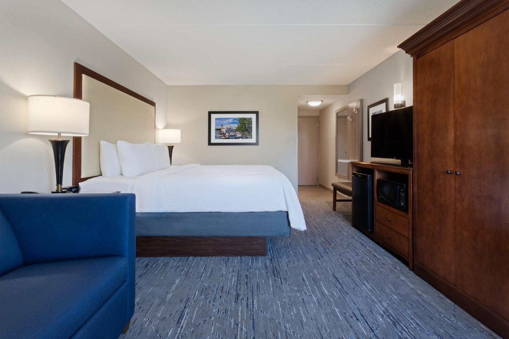 Standard King Room with River View