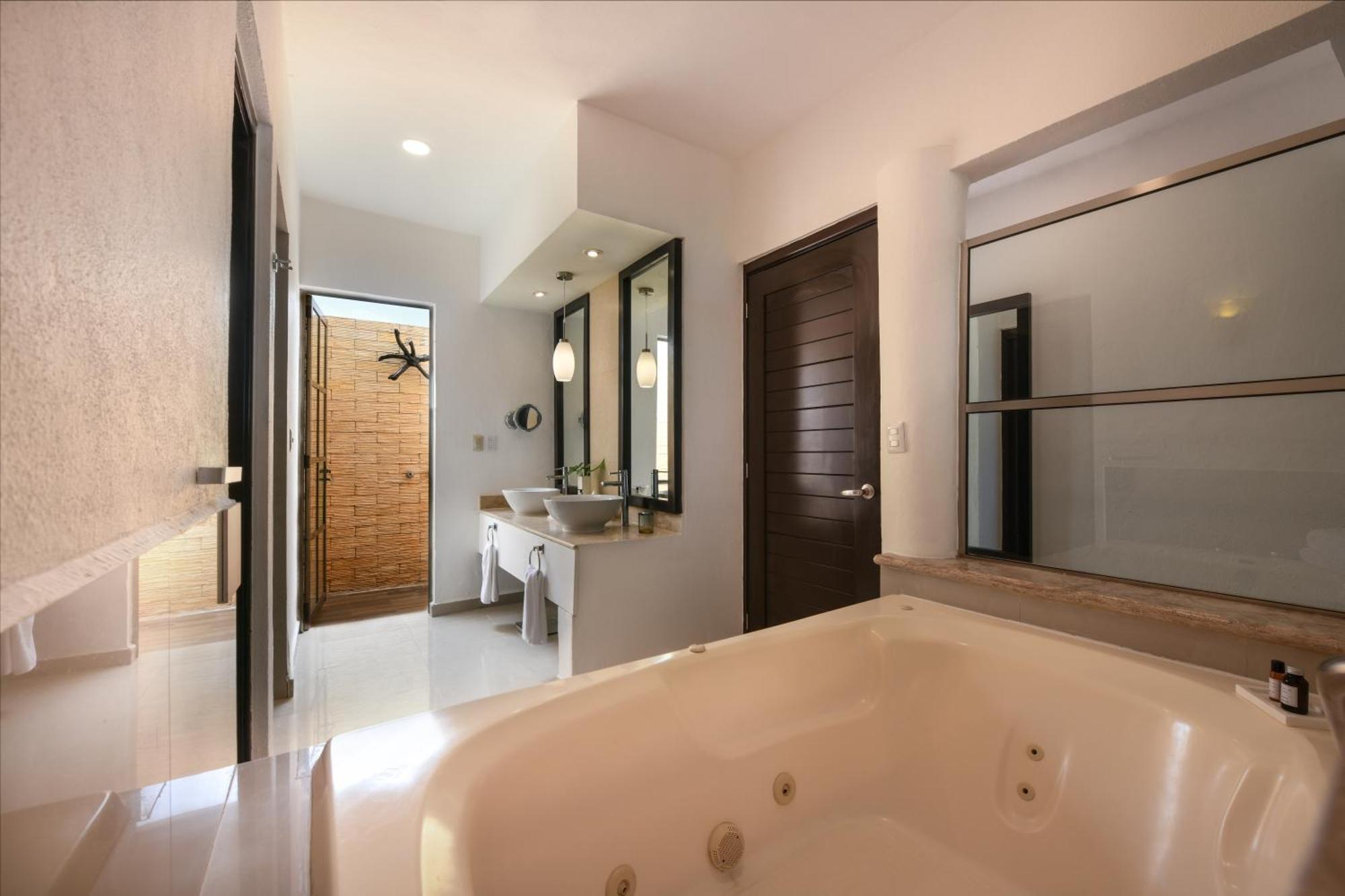 Private pool suite,1614777970:JPEG