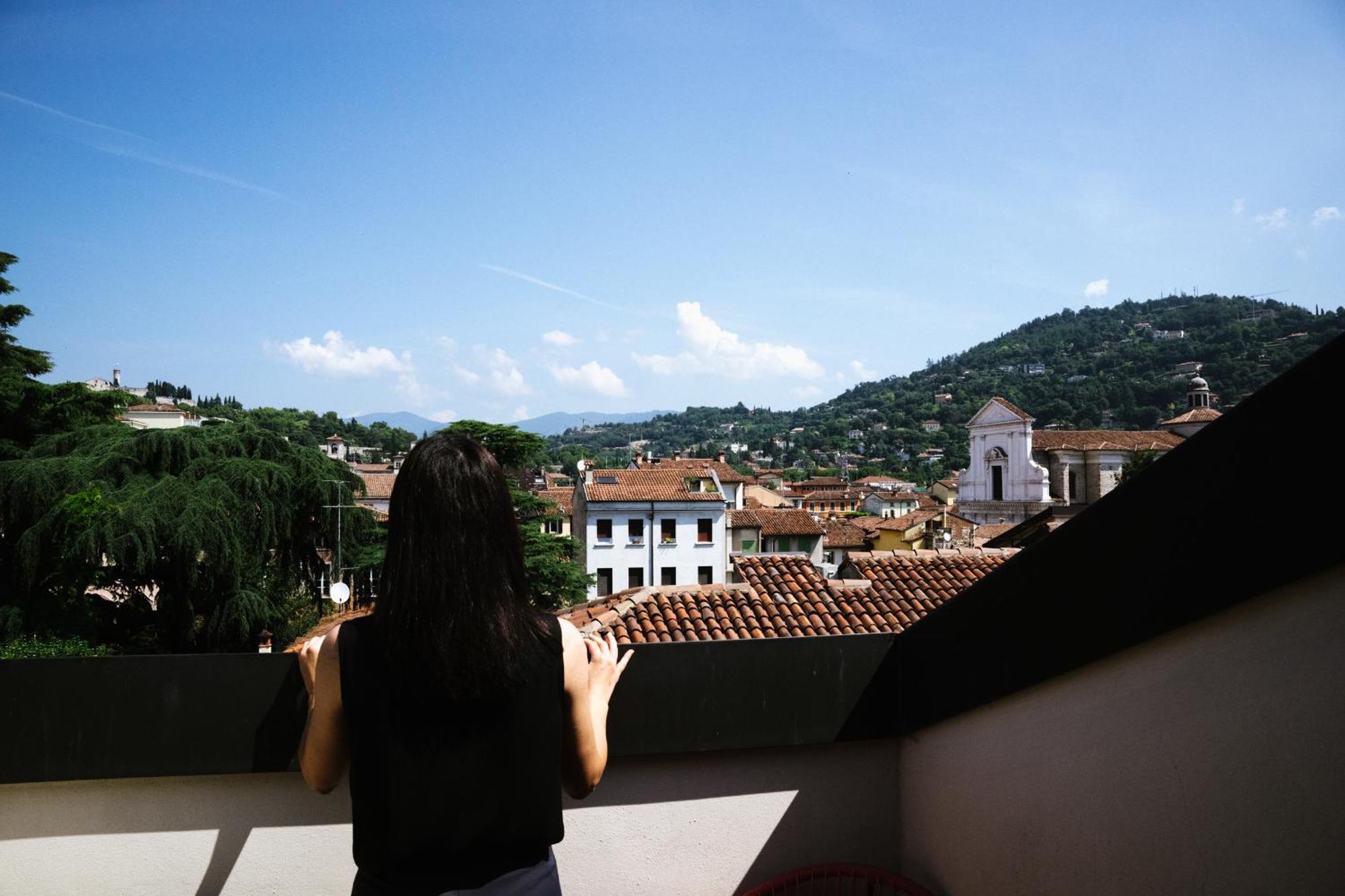 Zimmer mit Kingsize-Bett und Balkon
