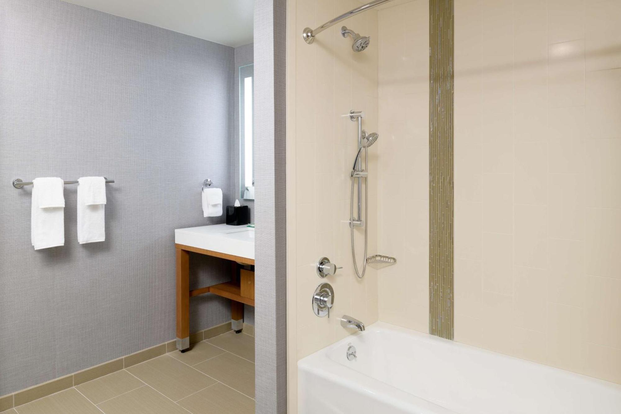 Chambre Lit King-Size avec Baignoire Accessible aux Personnes à Mobilité Réduite