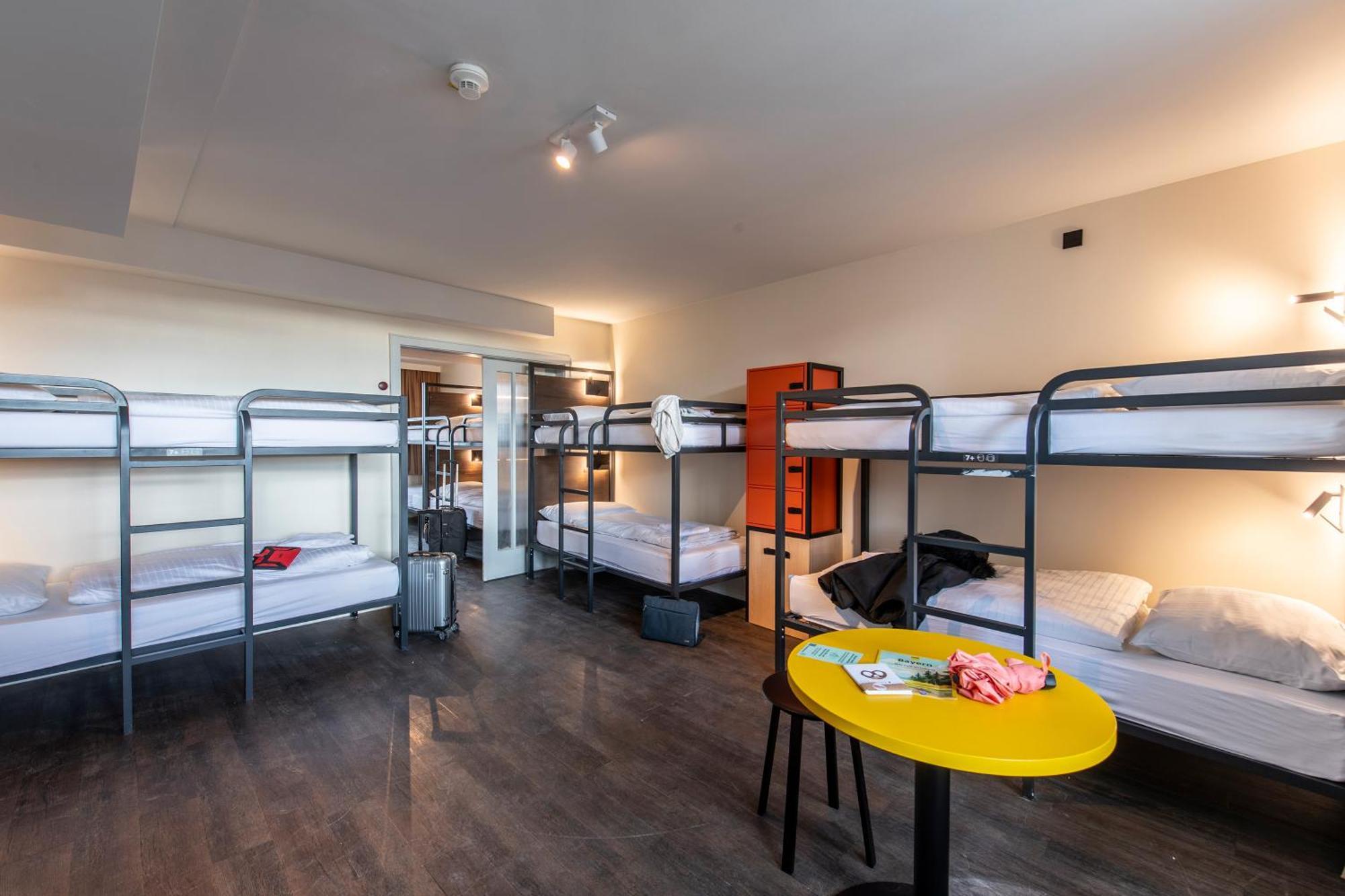 Posto Letto in Dormitorio Misto con 10 Letti