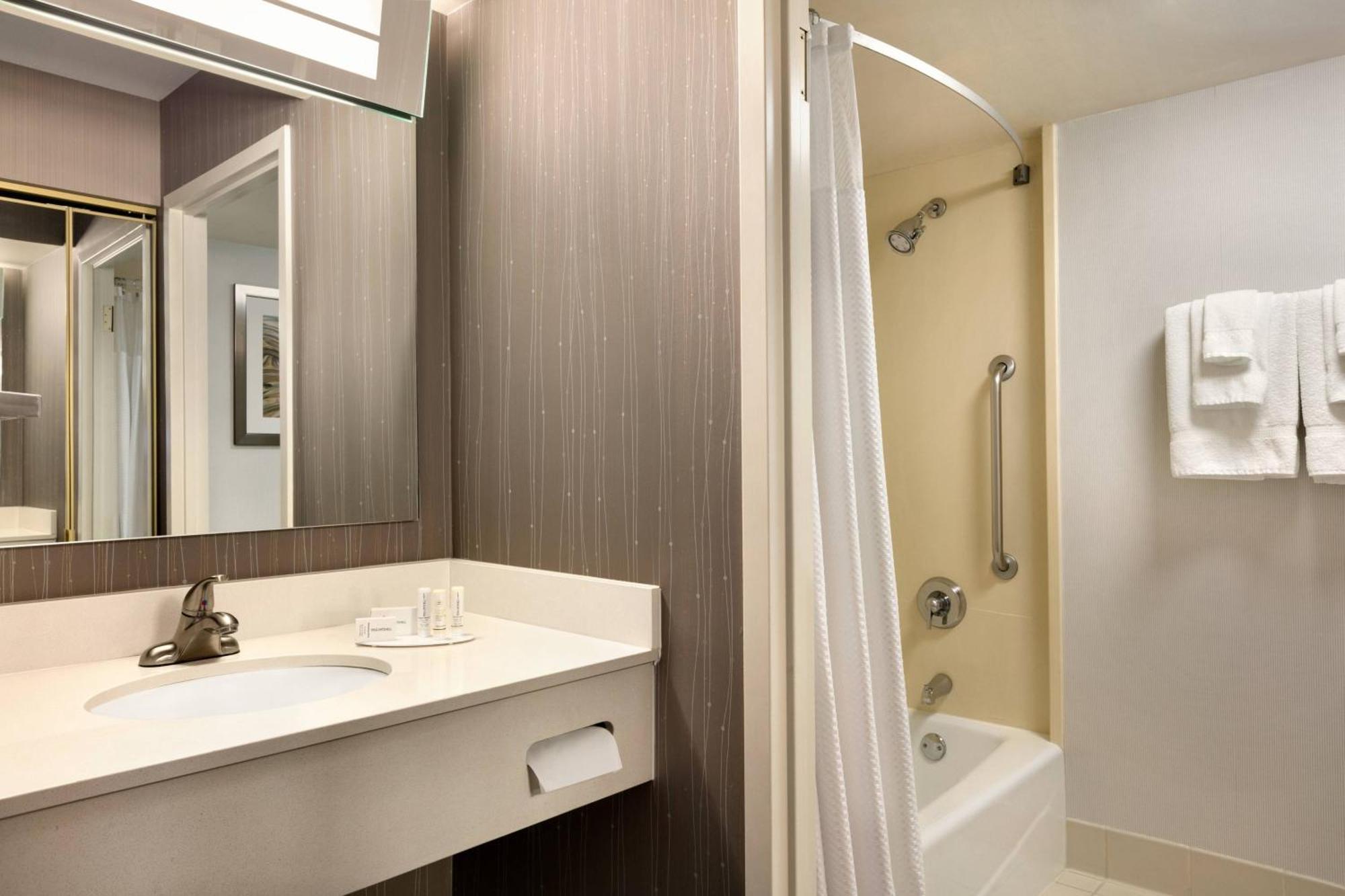 King Room with Bathtub - Mobility Access/Hearing Accessible