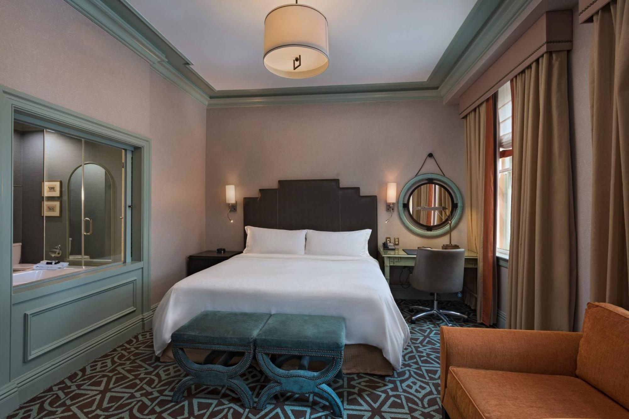 Zimmer mit Kingsize-Bett und Whirlpool - mit Stadtblick