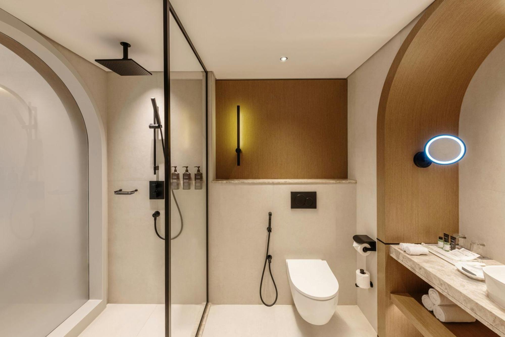 Premium King Suite mit Blick auf das JBR und Zugang zur Club Lounge