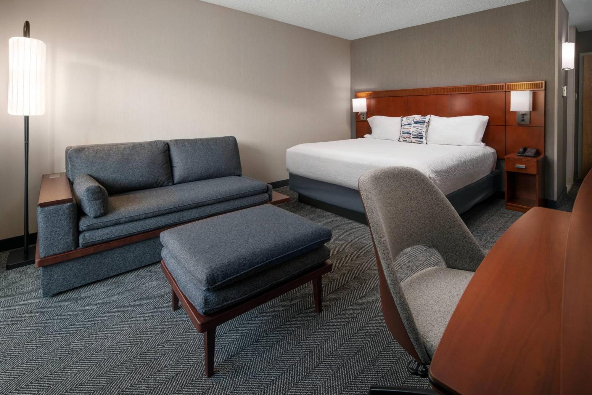 Habitación con cama extragrande y sofá cama