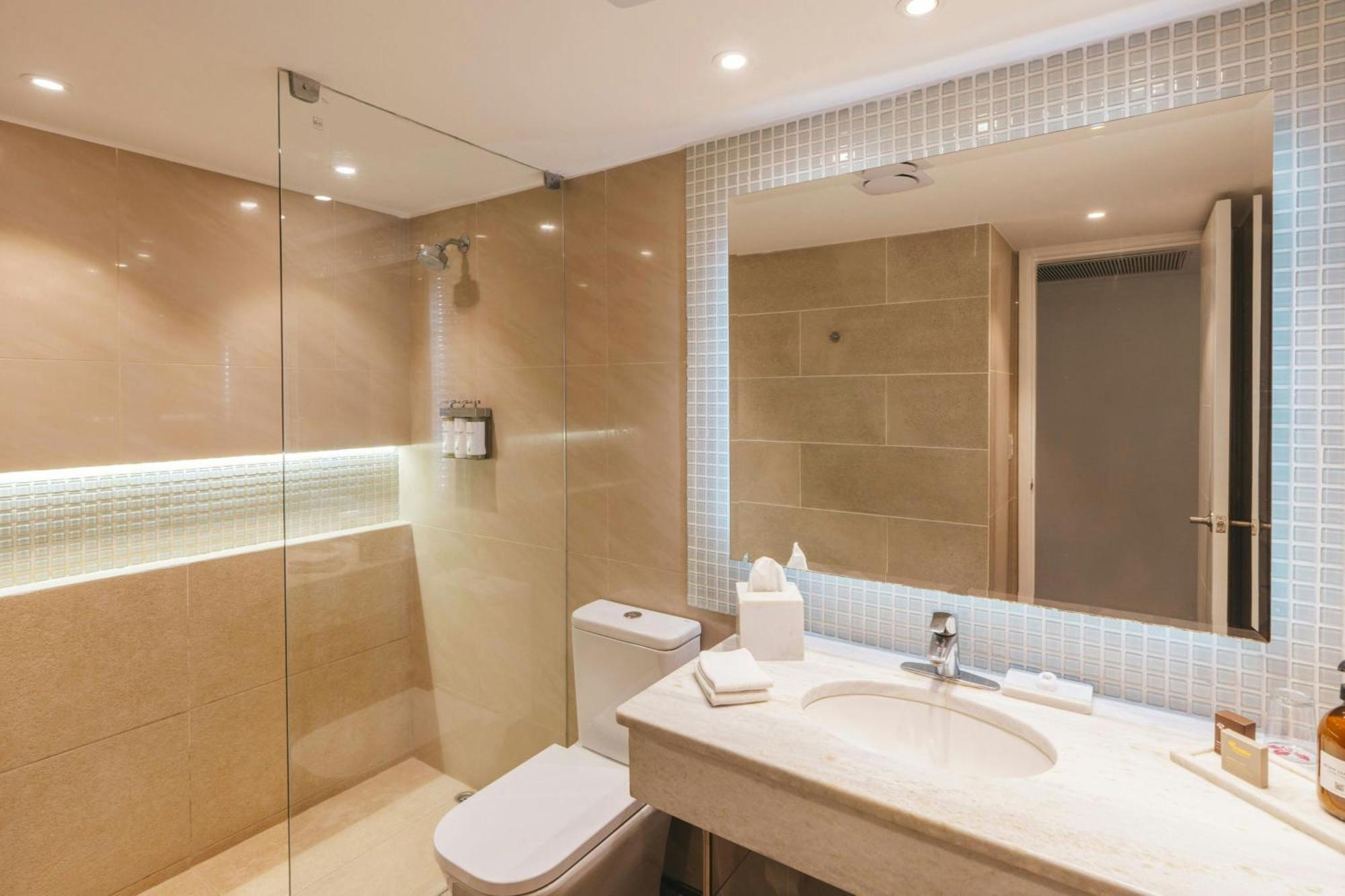 Habitación Doble con cama grande junto a la piscina