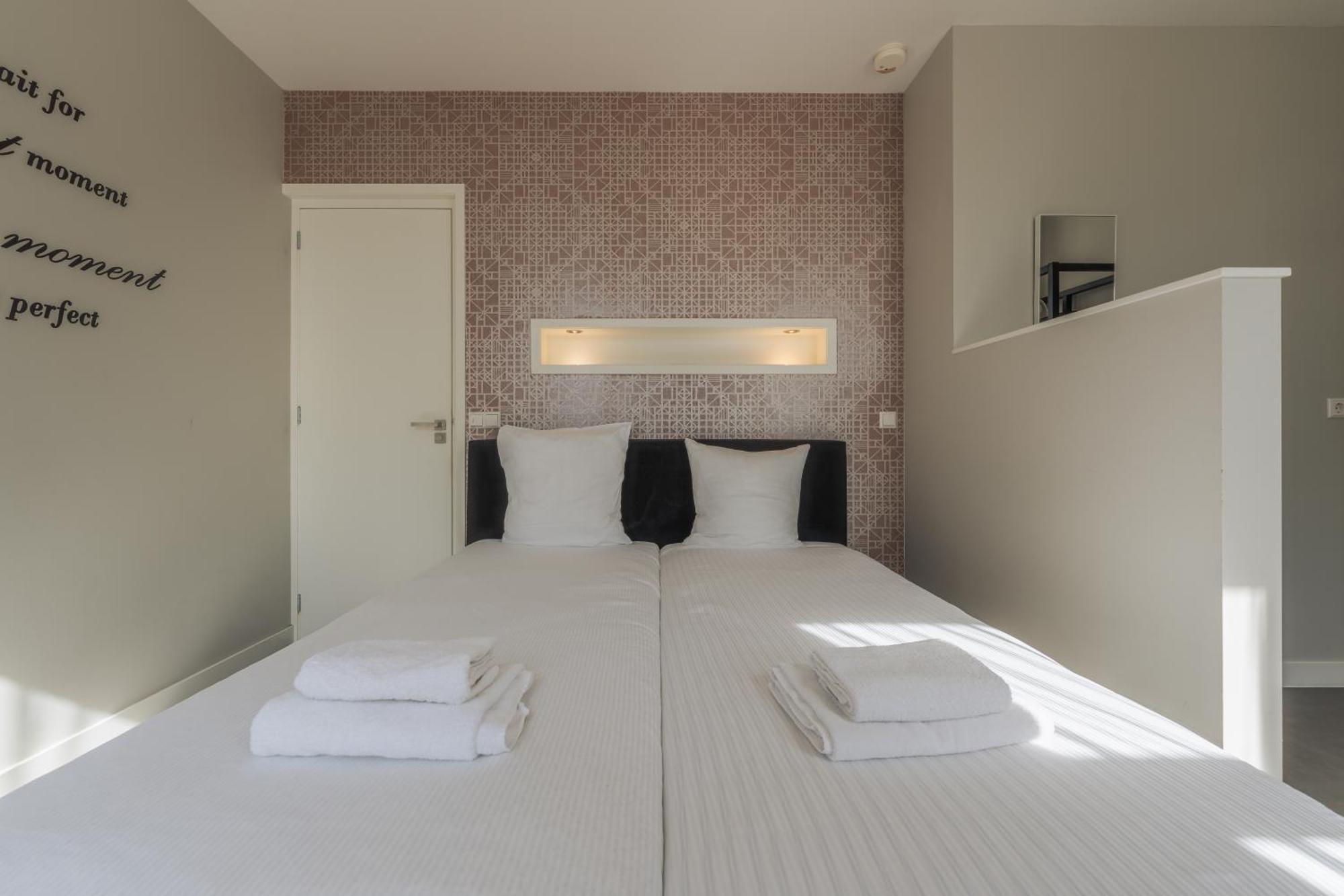 Tweepersoonskamer met 2 Aparte Bedden en Eigen Badkamer