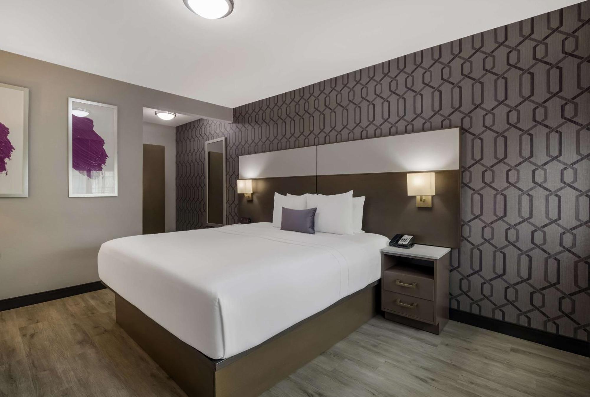 Habitación con cama extragrande.