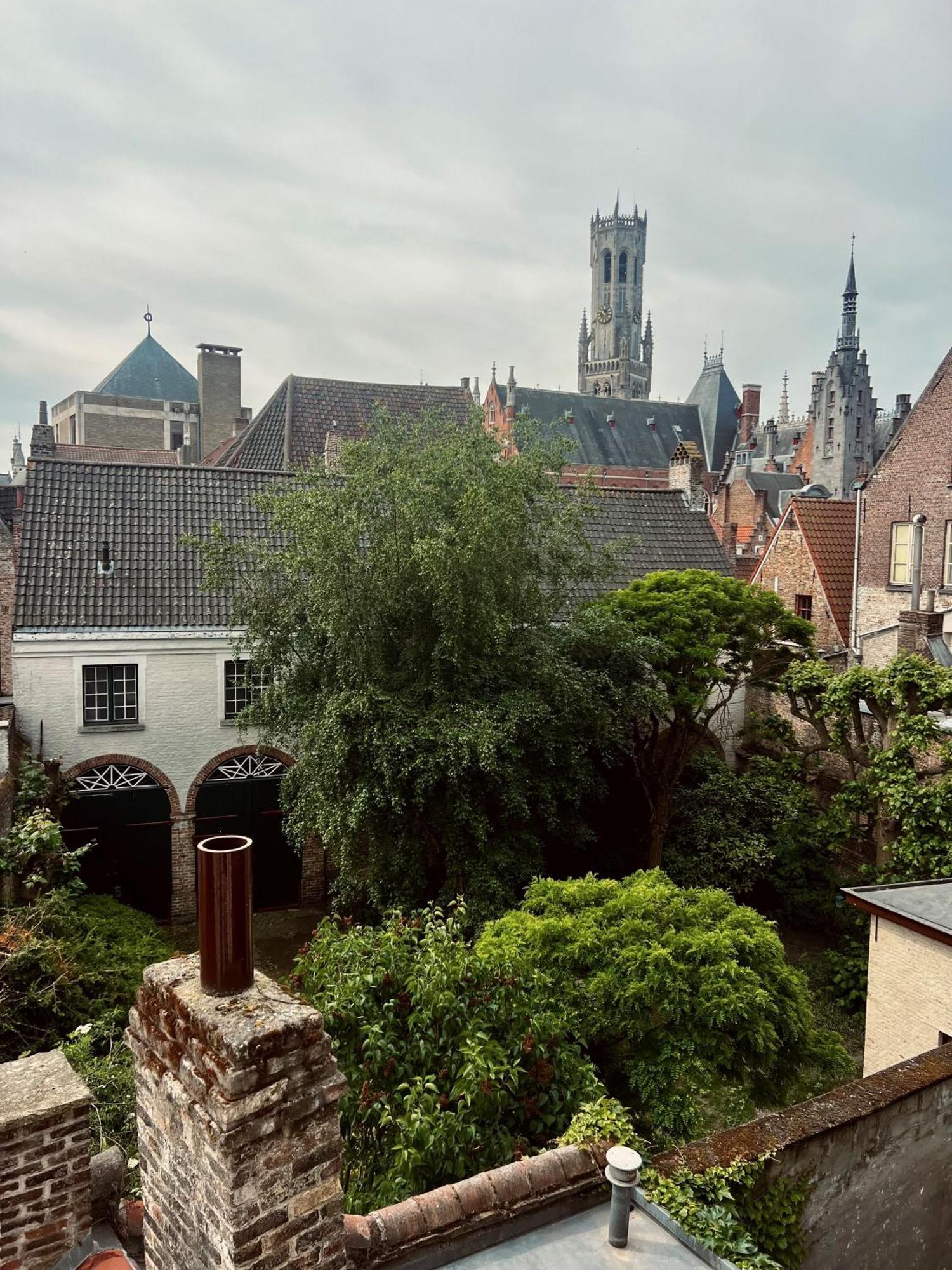Driepersoonskamer met uitzicht op de klokkentoren
