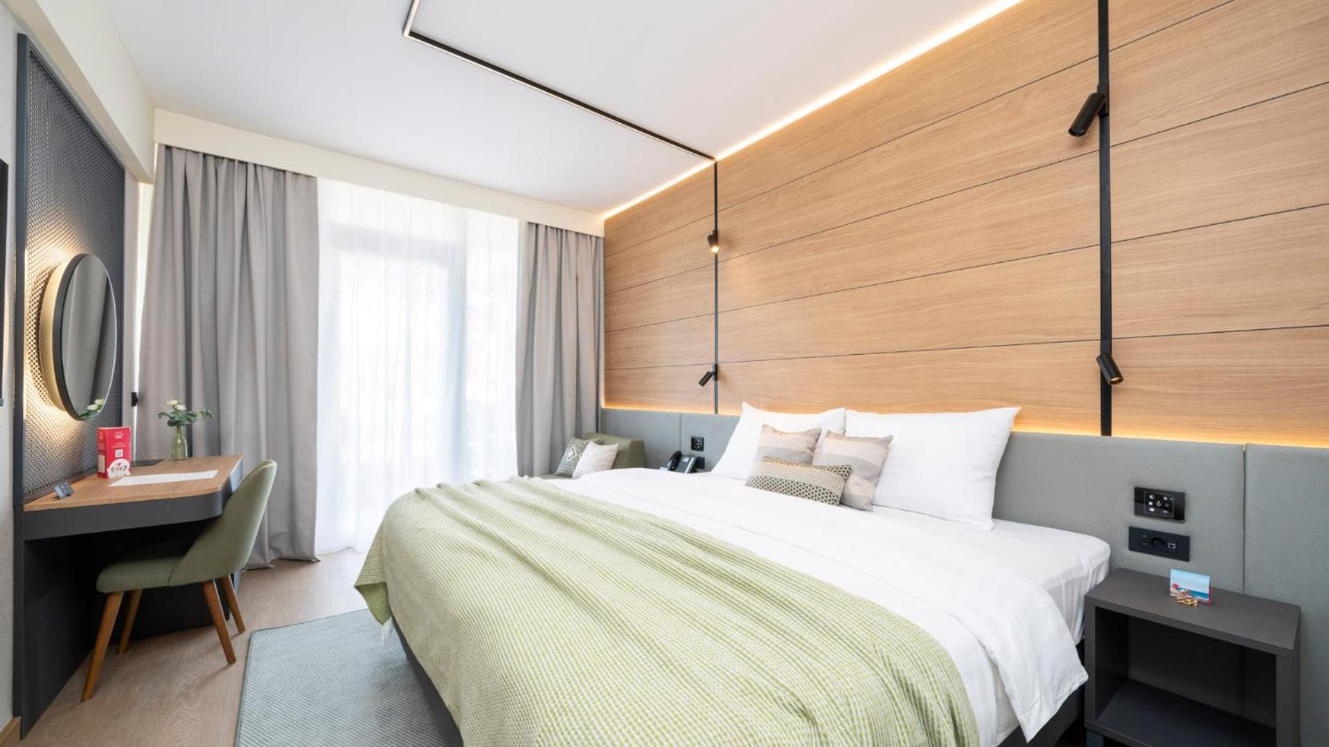 Classic Room with Balcony - Park Side