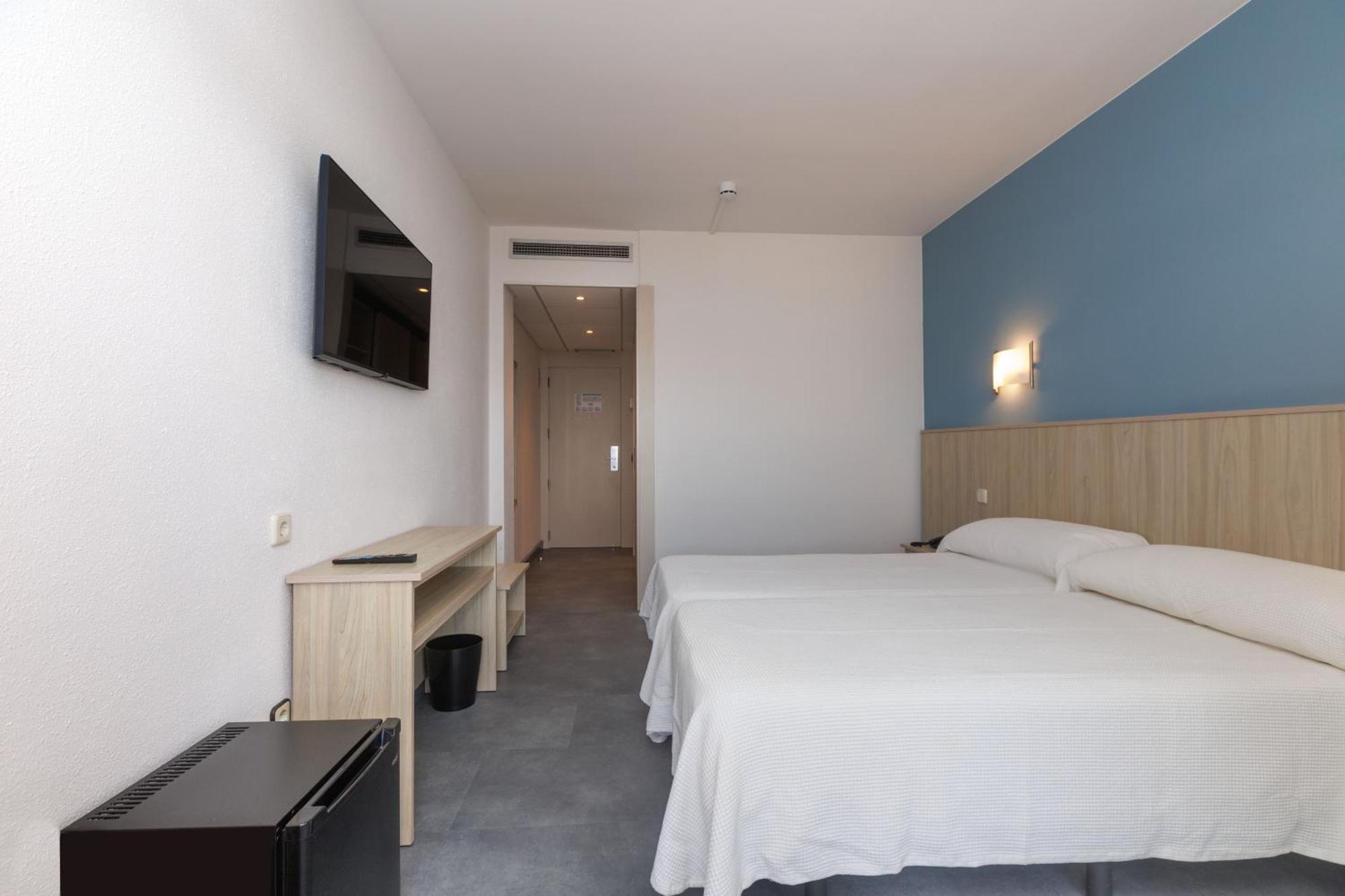 Standard with lateral pool view 4* (2 adults),1691988557:JPEG