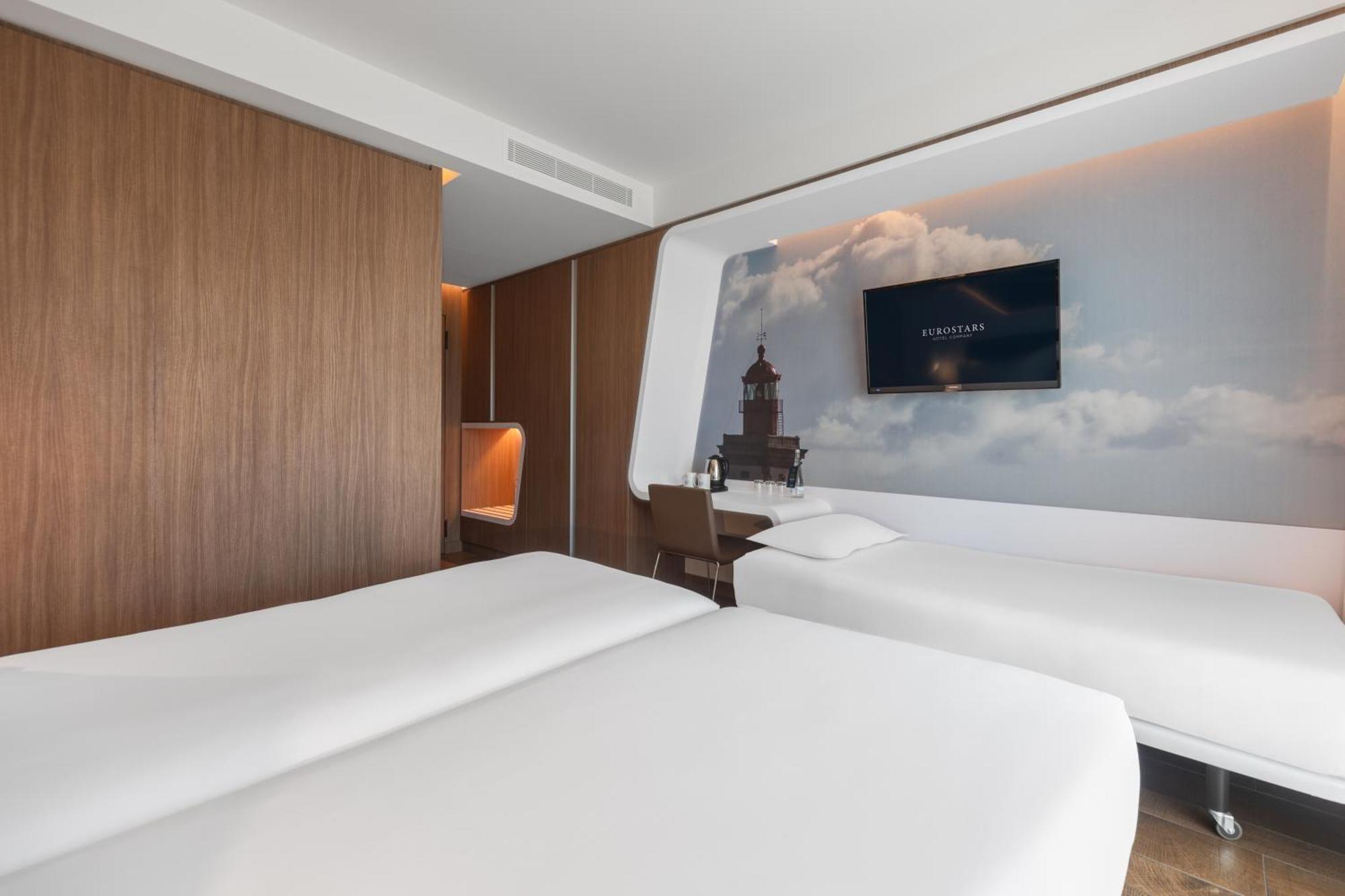 Standard Dreibettzimmer mit Balkon und Meerblick
