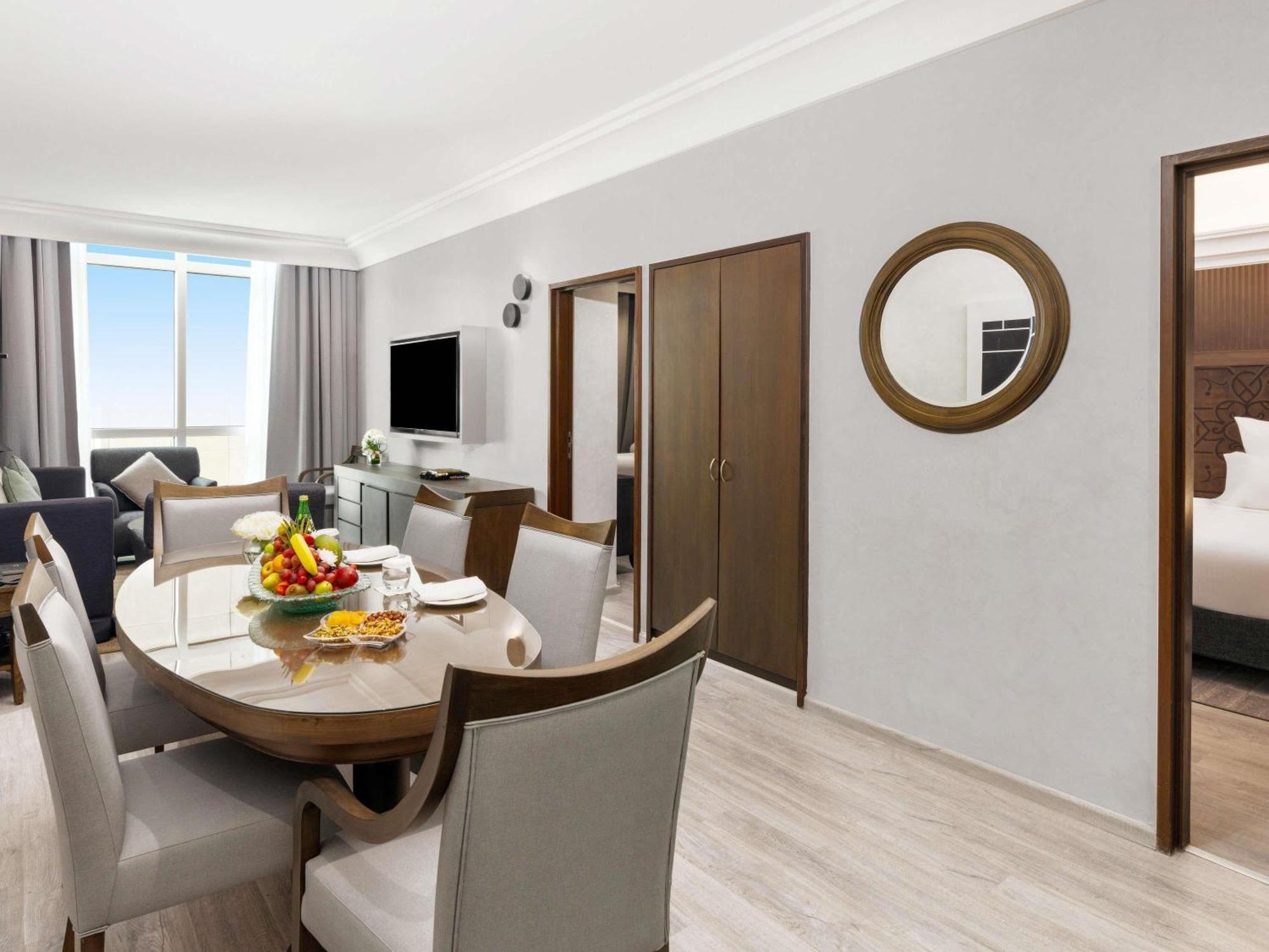Deluxe Presidential Suite Double Bed Two Single Beds Partial Kaaba View,1717055802:JPEG