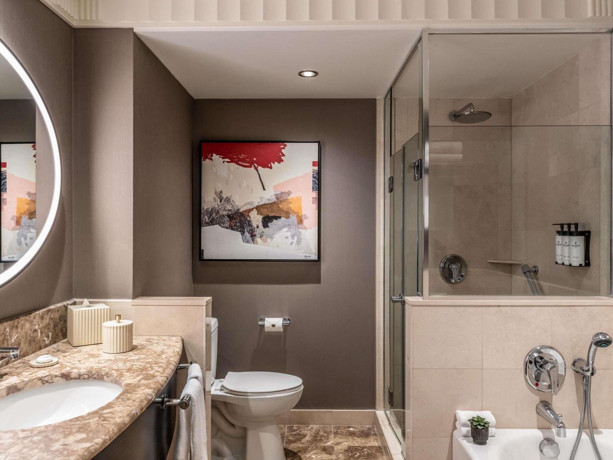 Hébergement 1 Lit King-Size Signature - Accessible aux Personnes à Mobilité Réduite avec Douche Accessible en Fauteuil Roulant - Vue sur Horizon - 20e Étage et Plus