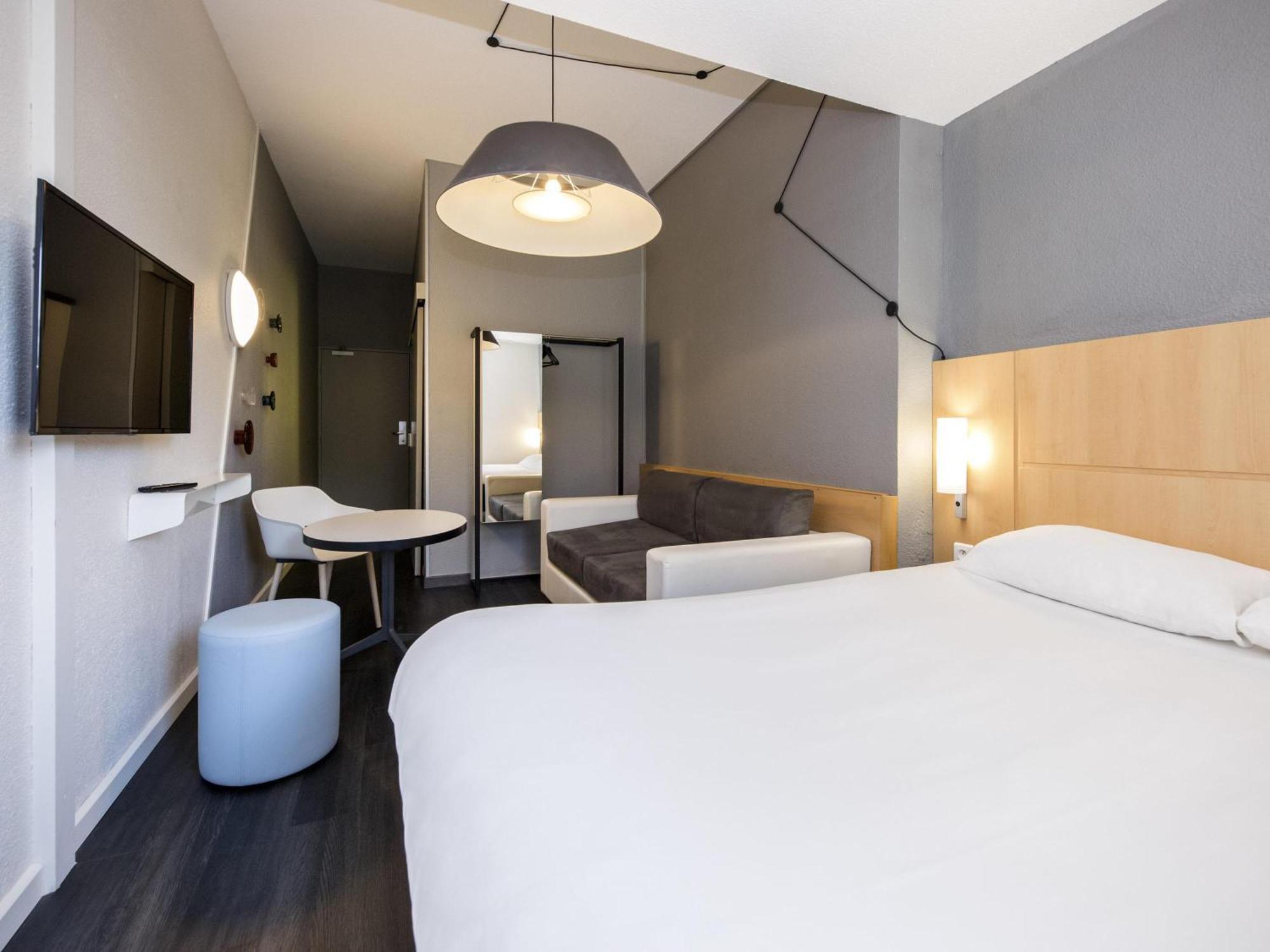 Standard Zimmer mit 1 Doppelbett und 2 Einzelbetten