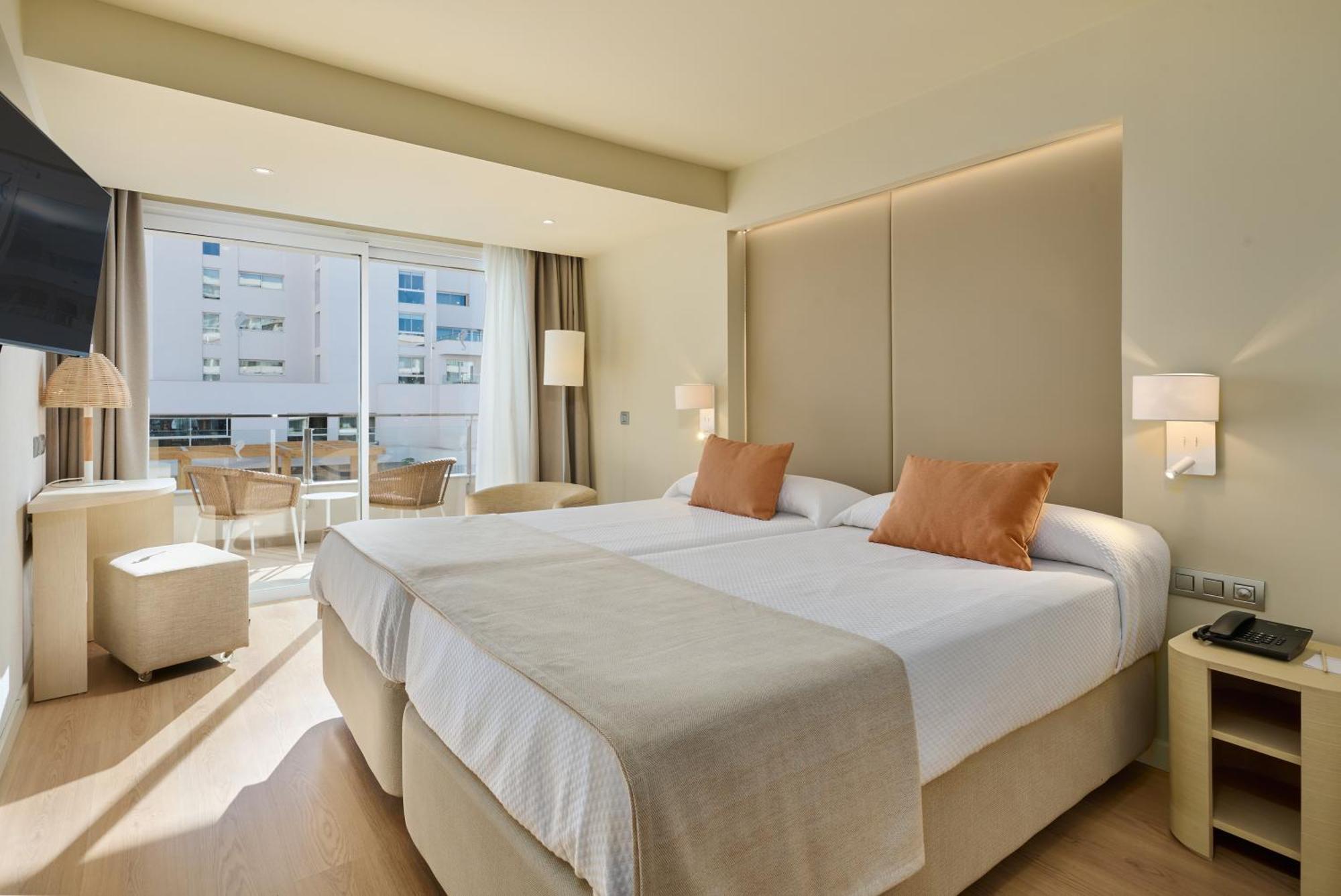 Habitación Doble con vistas a la piscina