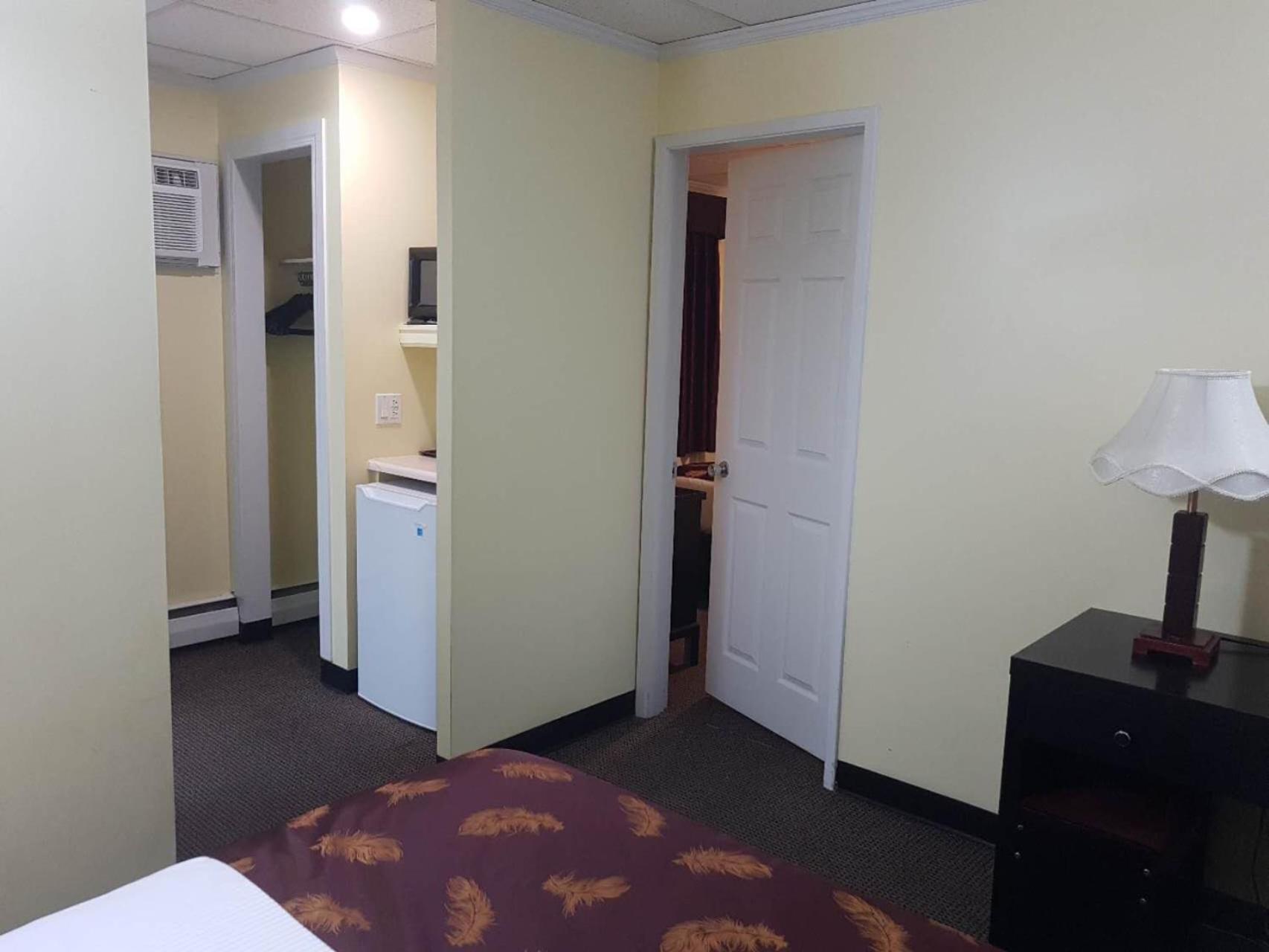 Three Beds in Adjoining Rooms,1739426340:JPEG