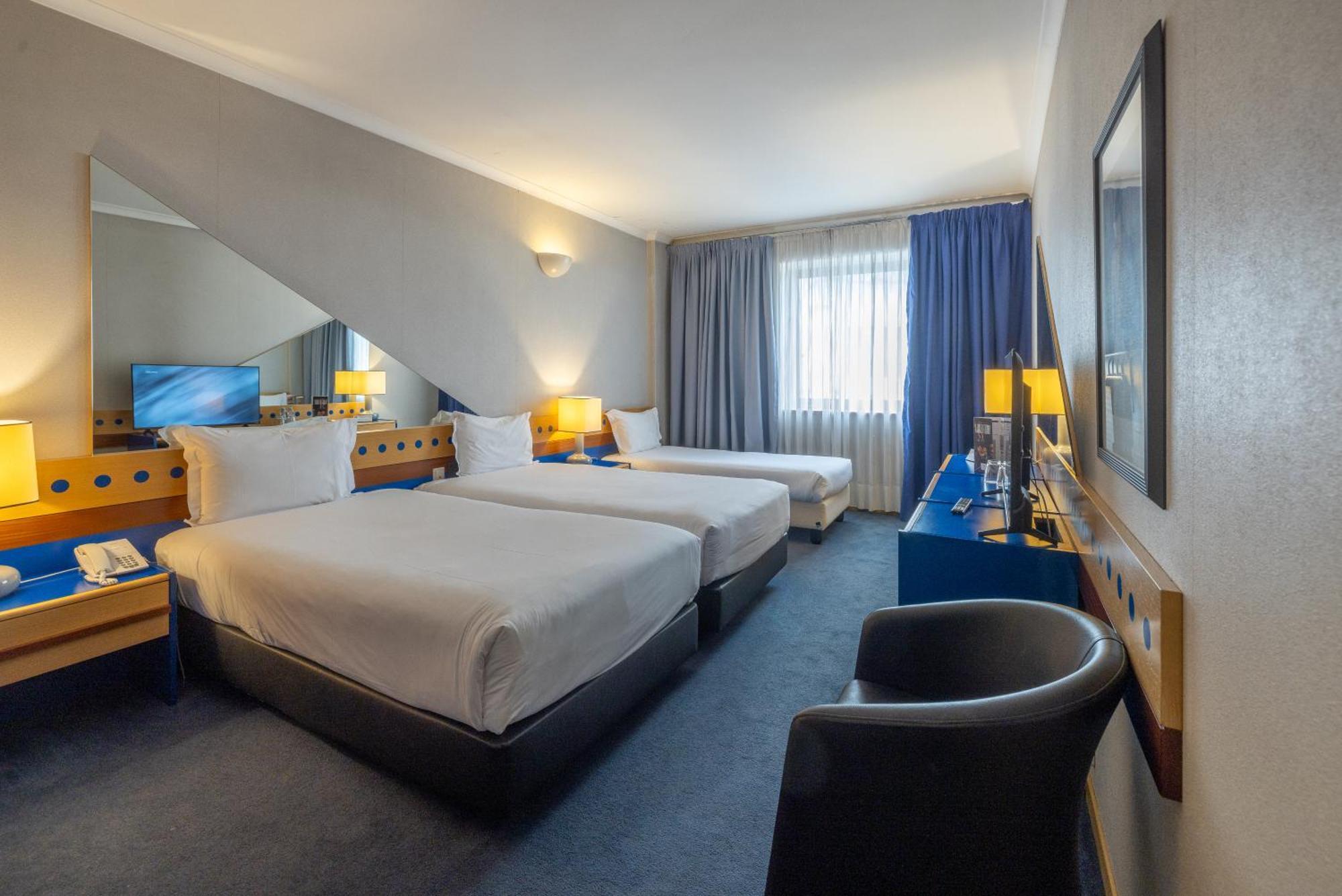 Quarto Familiar (2 Adultos + 1 Criança)
