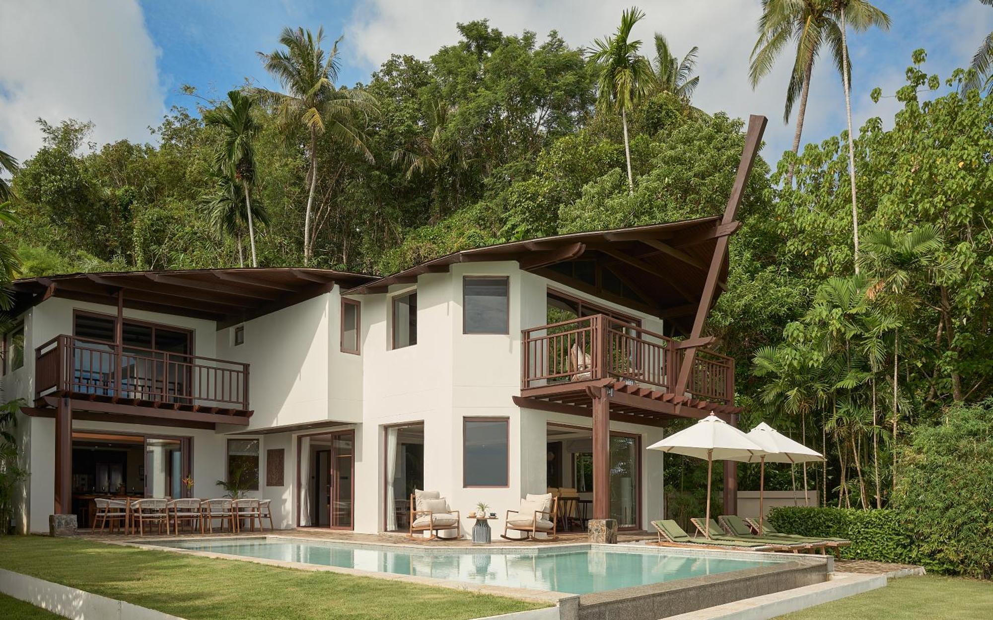 LUX 4-Bedroom Grand Beachfront Pool Villa with Unlimited Free 24-Hour Water Shuttle Service