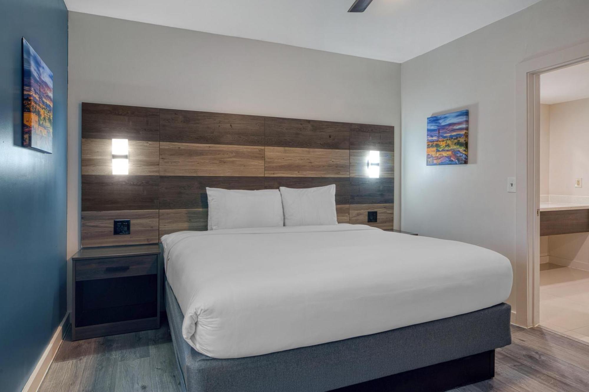 One-Bedroom King Suite with Living Room - Non-Smoking