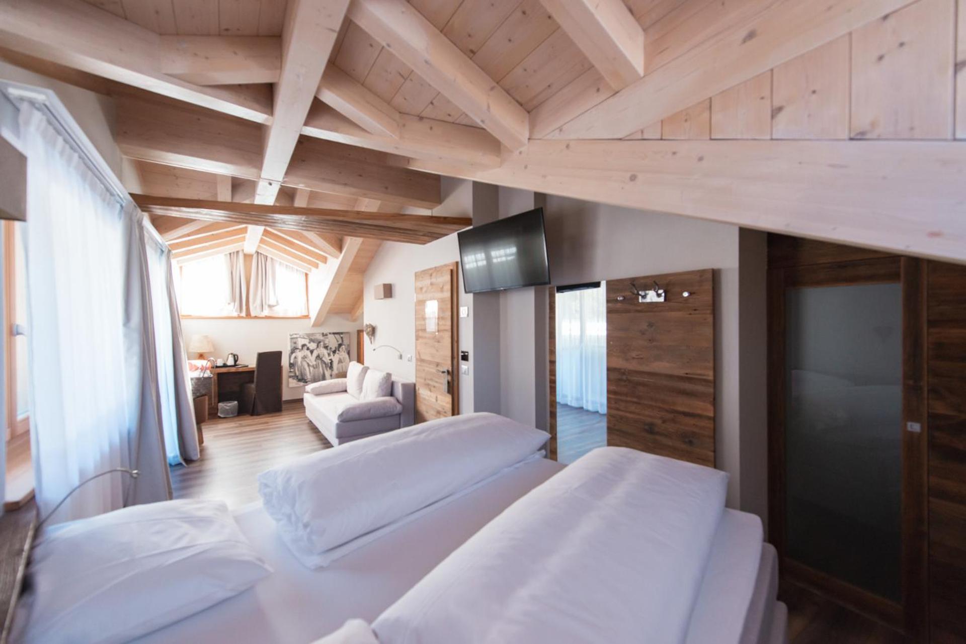 Zimmer mit Kingsize-Bett und Balkon