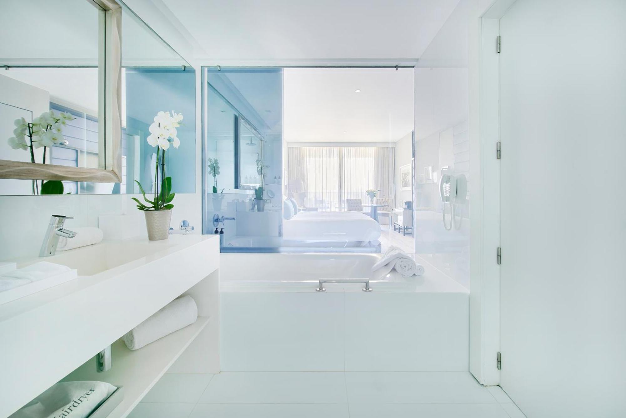 Suite Junior con cama extragrande y vistas al océano