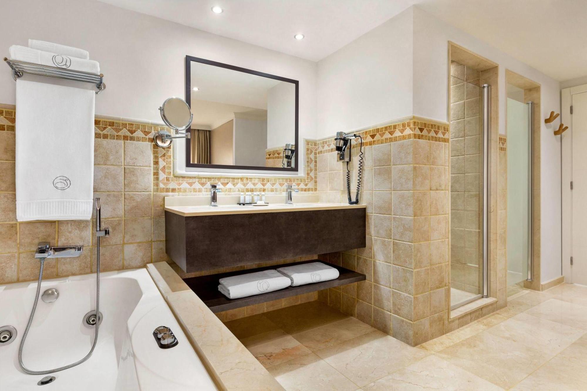 Luxe appartement met 2 slaapkamers, hot tub en uitzicht op de oceaan