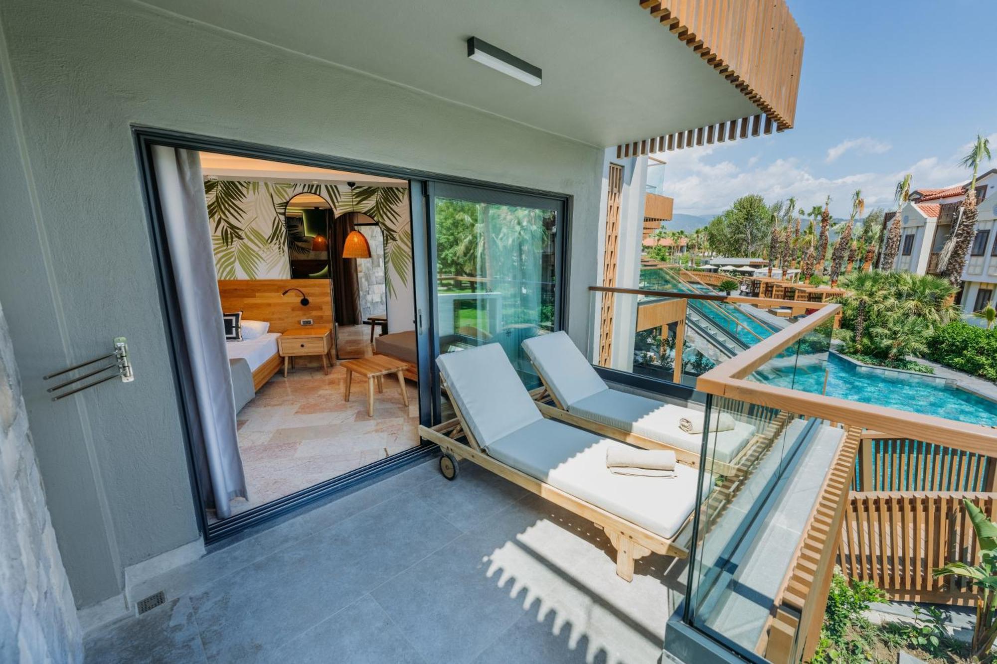 Lagoon Swim-Up Room - Pool Access,1765306839:JPEG
