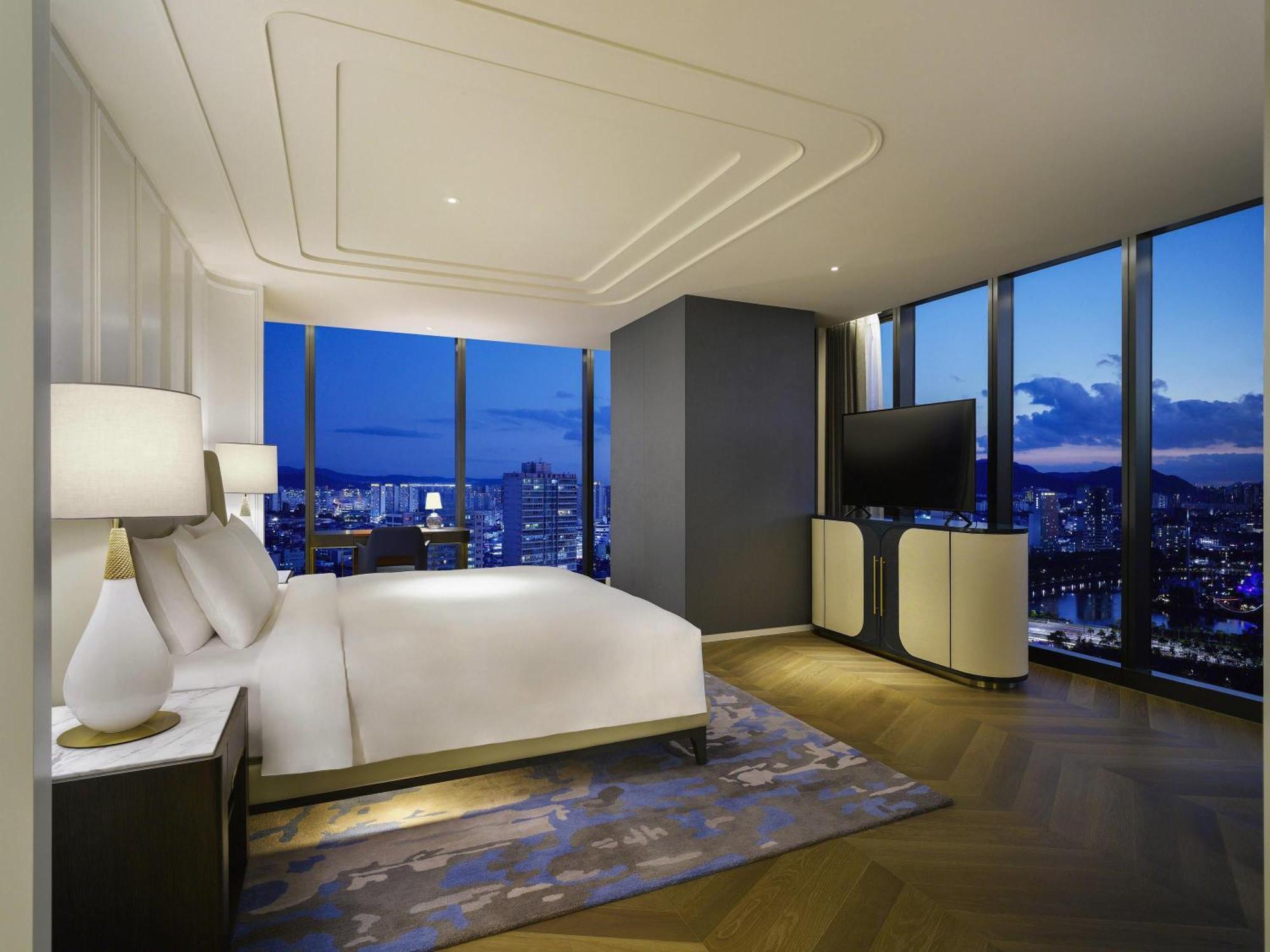 Opera Suite with Club Millésime Access, 1 King Size Bed, Lake View
