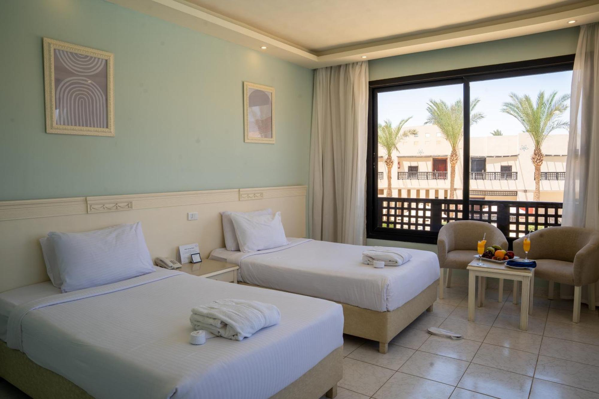 Superior con cama extragrande y vistas al jardín