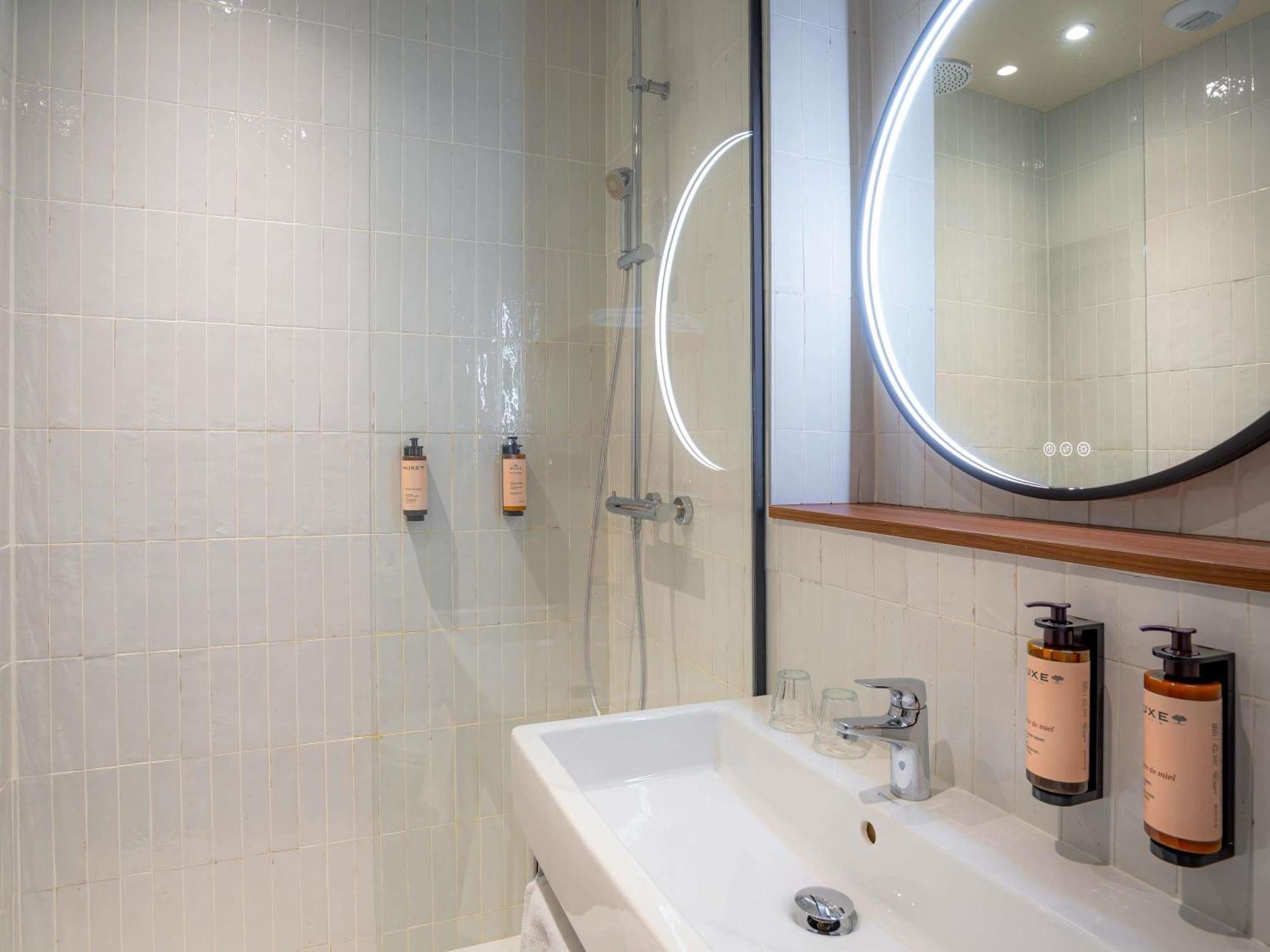 Chambre Lit double Queen-Size Privilège avec 1 Canapé-Lit pour 1 Personne