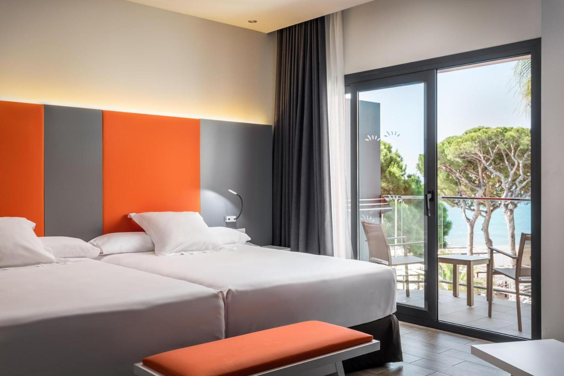 Suite Junior con vistas a la piscina y al mar (2 adultos + 2 niños)