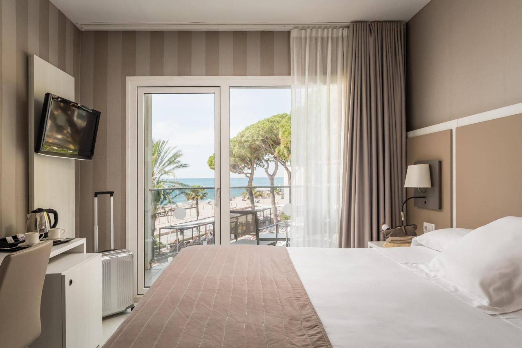 Habitación Doble con vistas a la piscina y al mar - 1 o 2 camas (3 adultos)