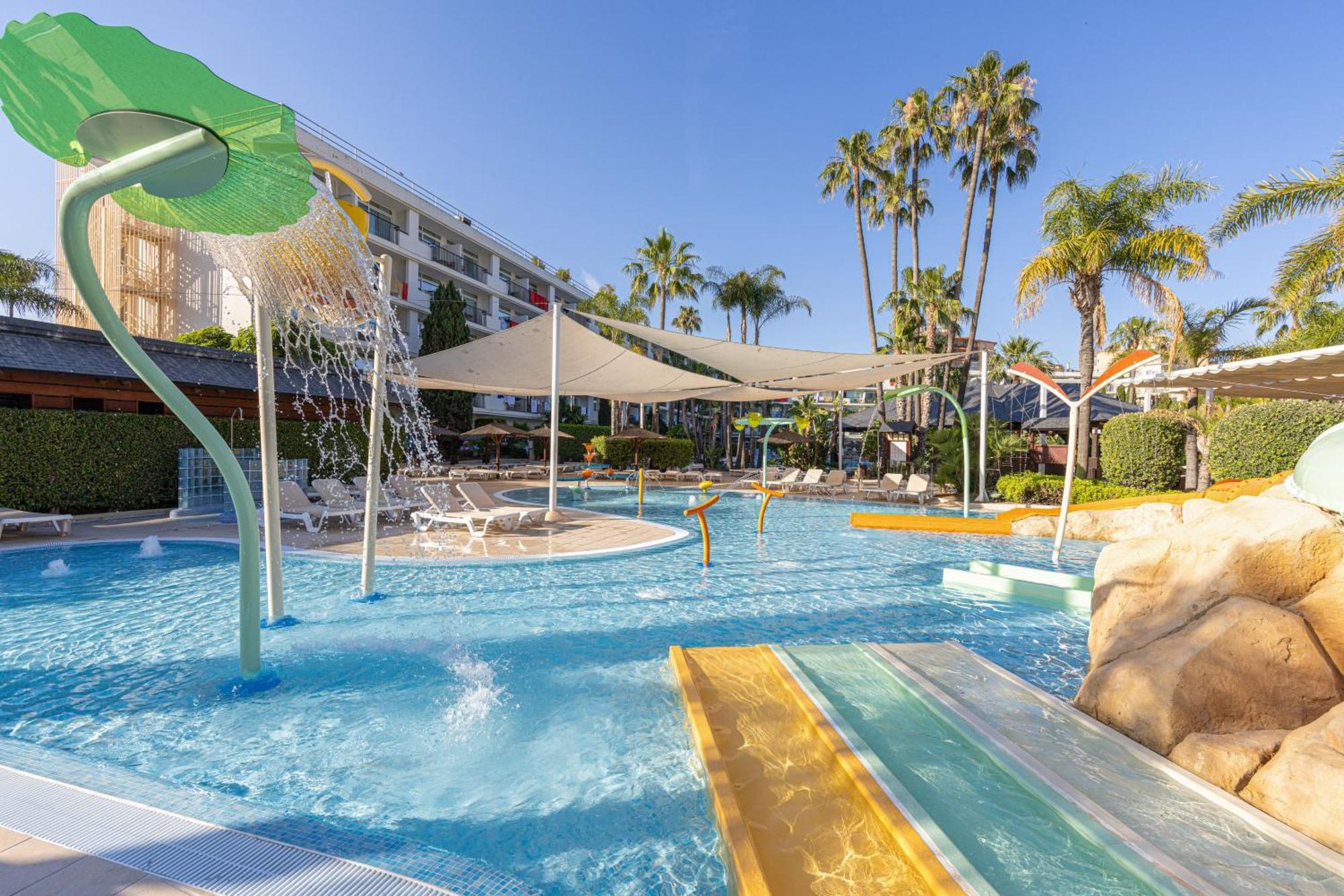 Suite Familiar Sol con vistas al Splash (2 adultos + 3 niños)