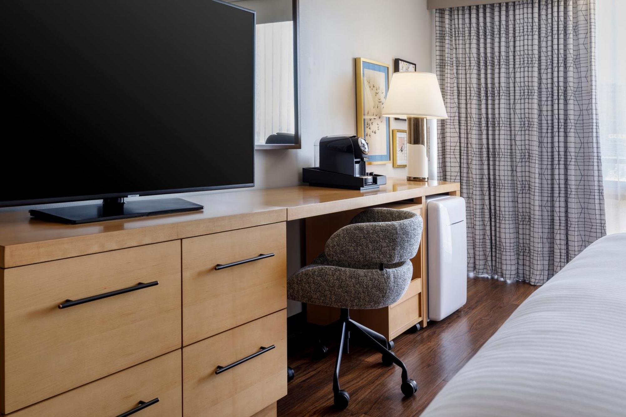 Queen Room with Adapted Tub - Mobility and Hearing Accessible