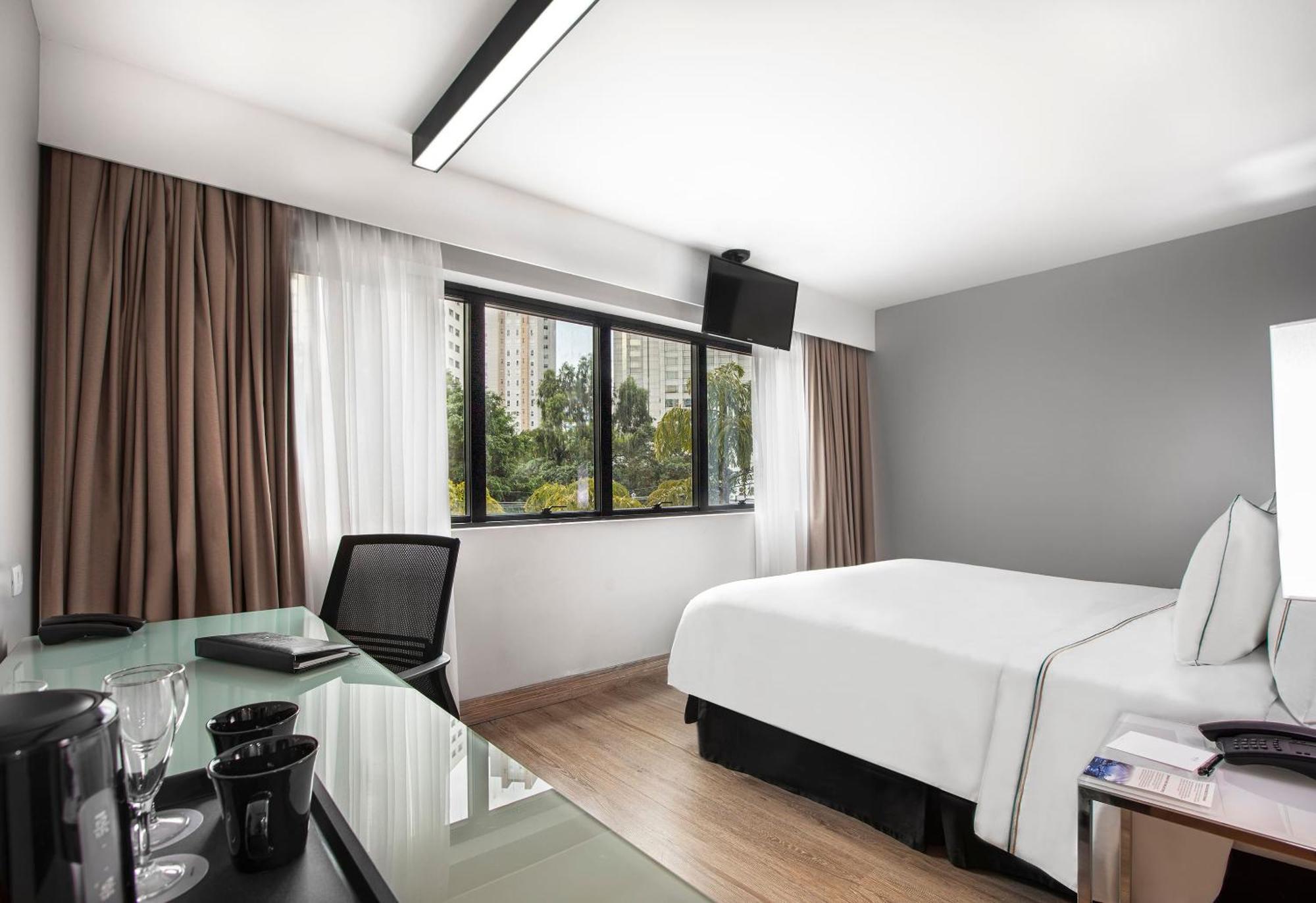 Quarto Deluxe com Cama Queen-size Acessível para Hóspedes com Mobilidade Reduzida