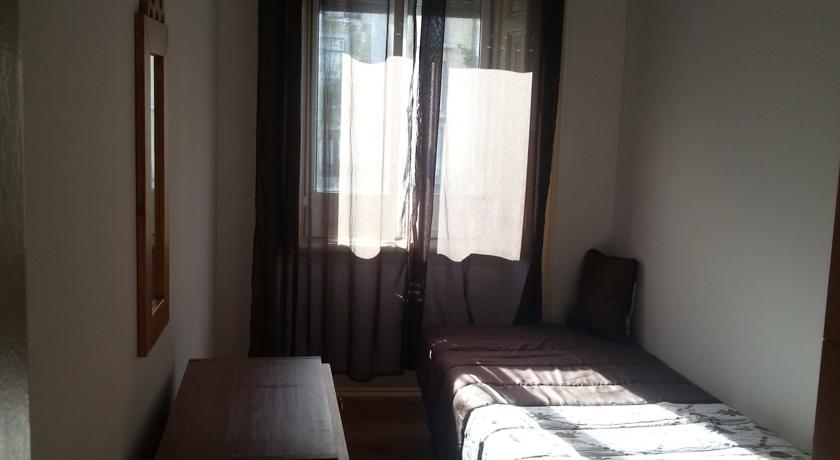 Quarto Individual com Casa de Banho Partilhada