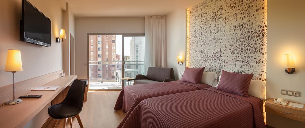 Chambre Lits Jumeaux Supérieure avec Terrasse (2 Adultes + 1 Enfant)