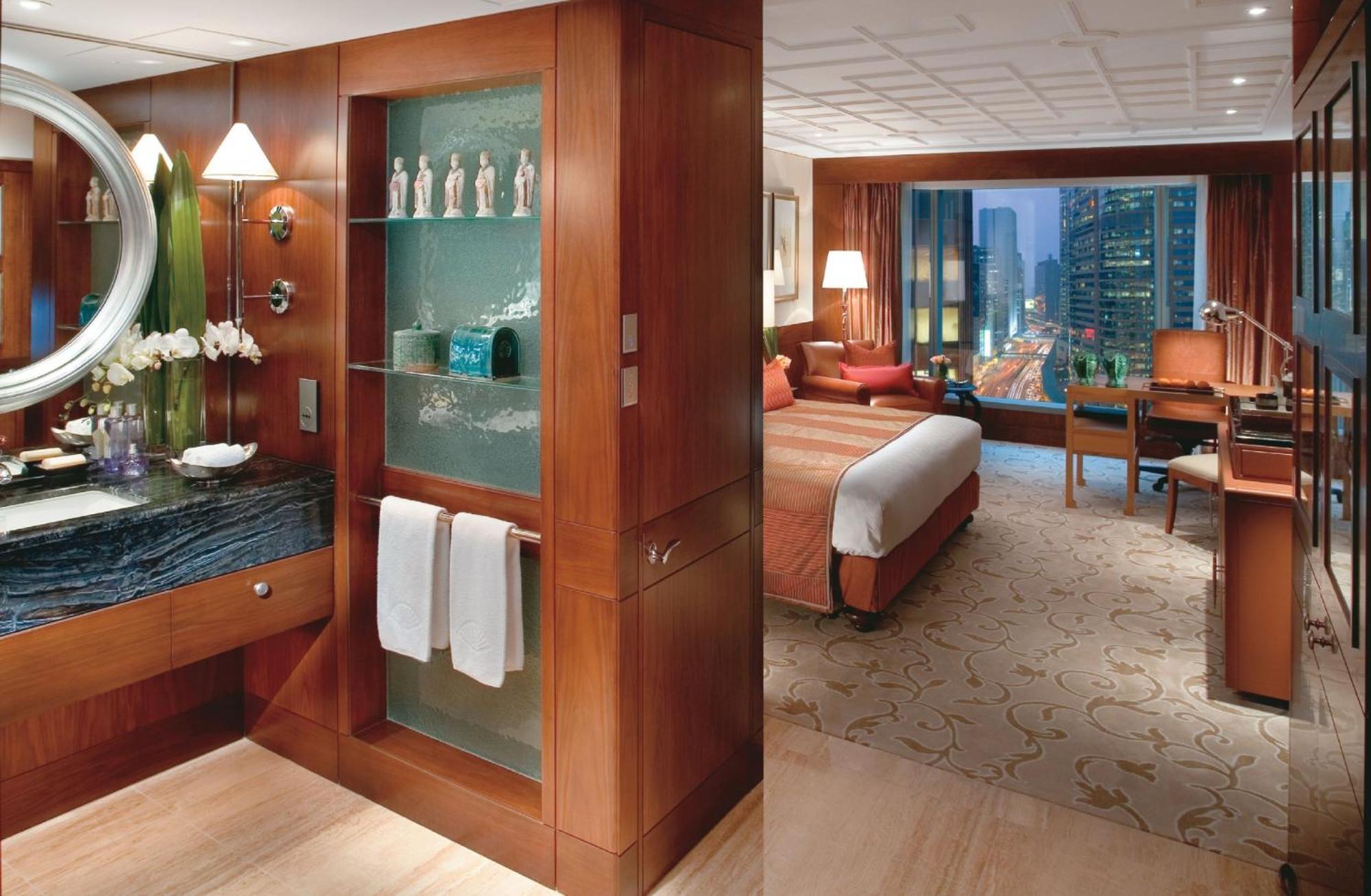 Quarto com 2 Camas de Solteiro e Vista da Cidade.