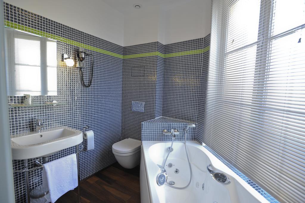 Habitación Triple con bañera balneo y vistas a la ciudad