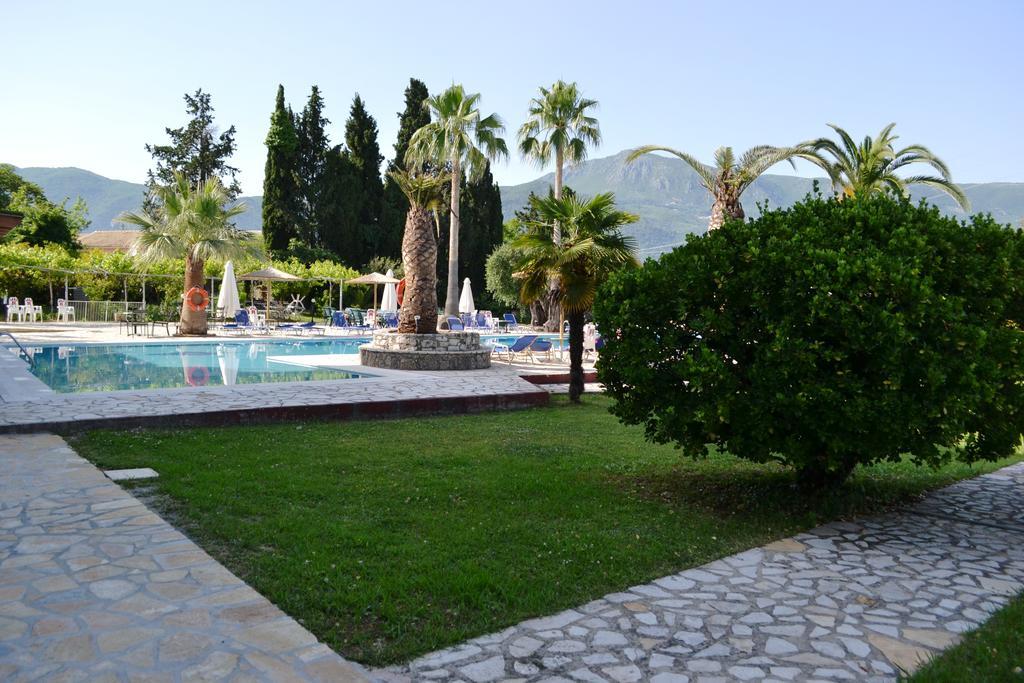 Camera Queen con Vista Piscina